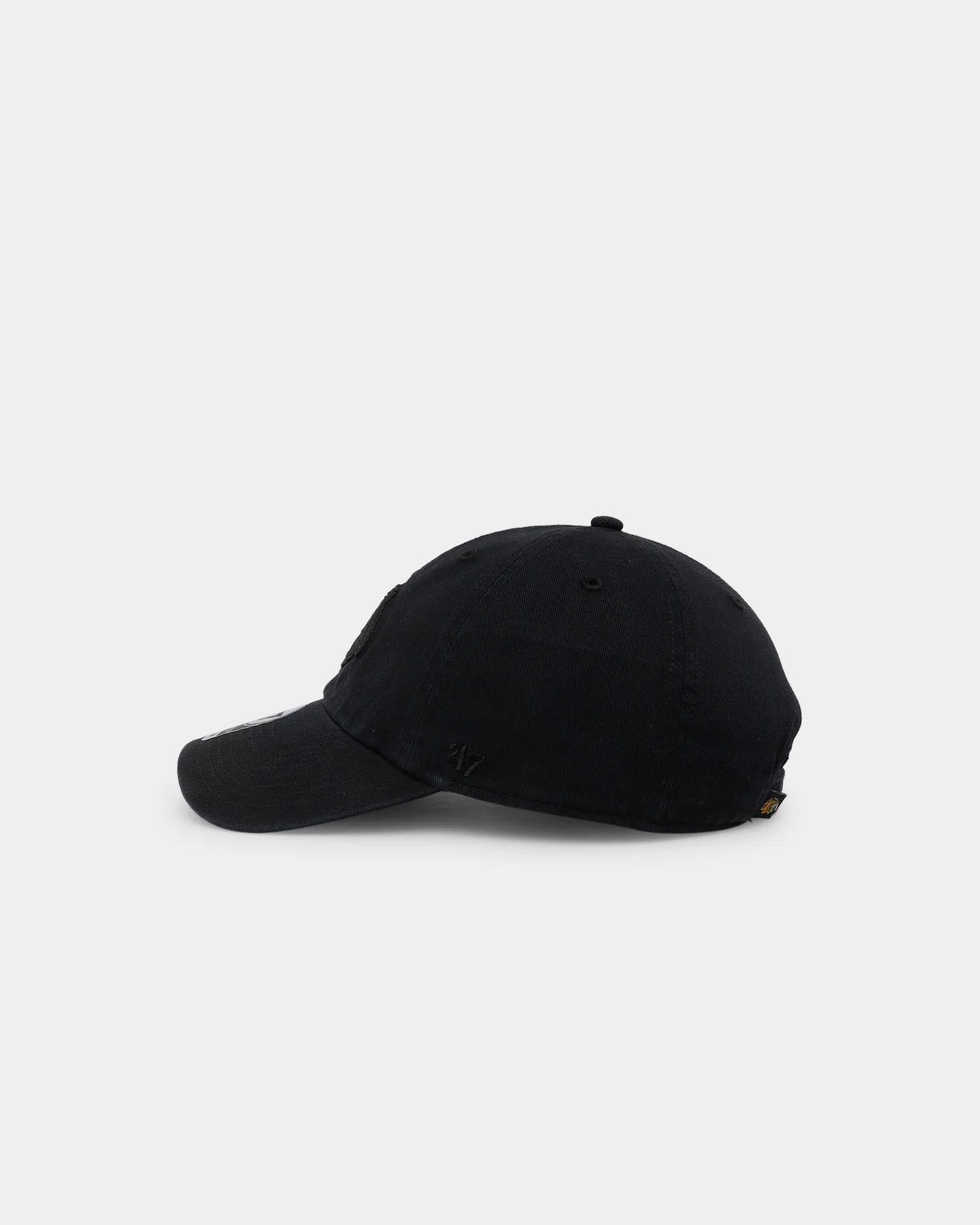 47 Brand Chicago Blackhawks Clean Up Strapback Black/Black - Image 4