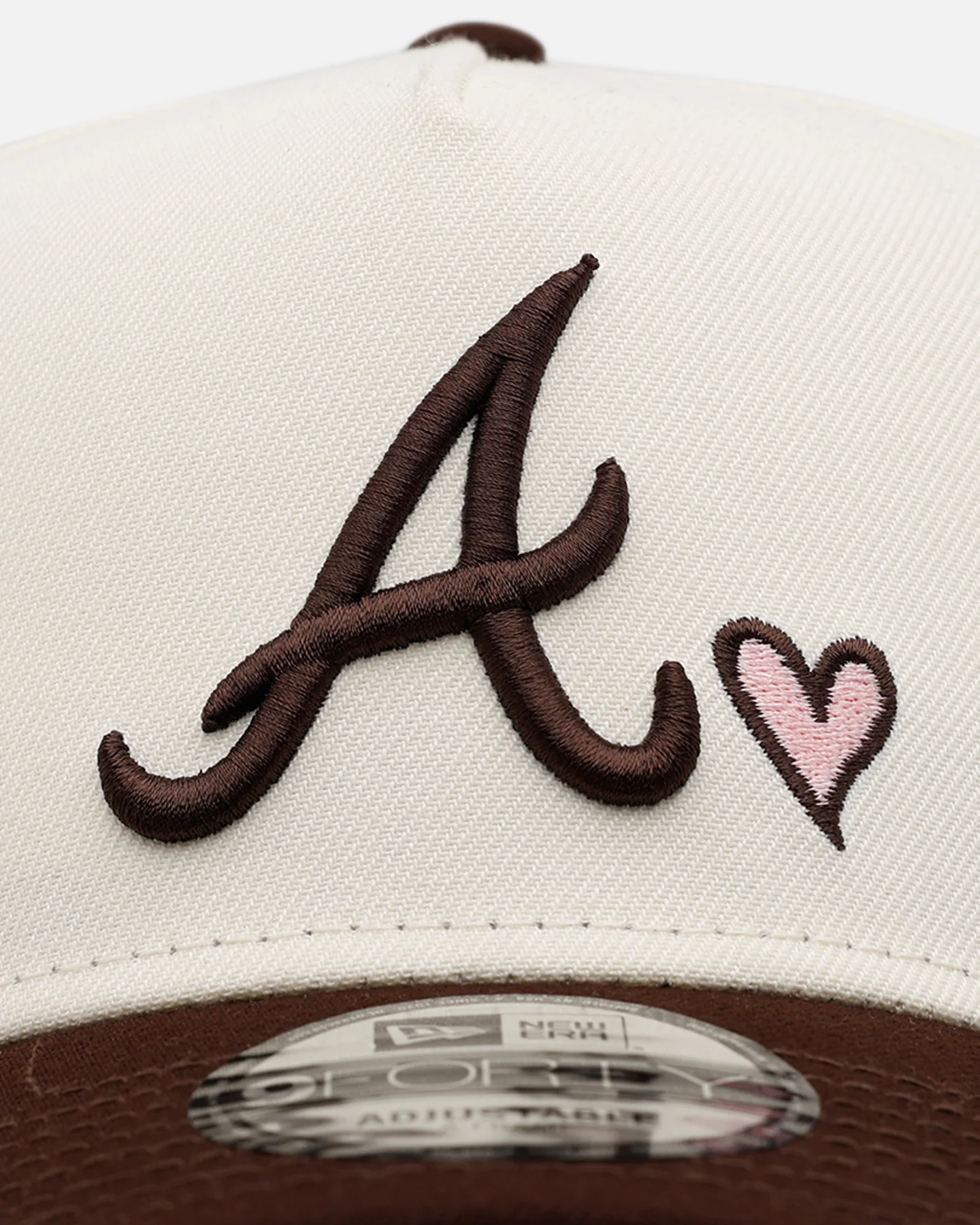 New Era Atlanta Braves 'Pink Satin Pink Hearts Walnut' 9FORTY A-Frame Snapback Chrome/Walnut - Image 5