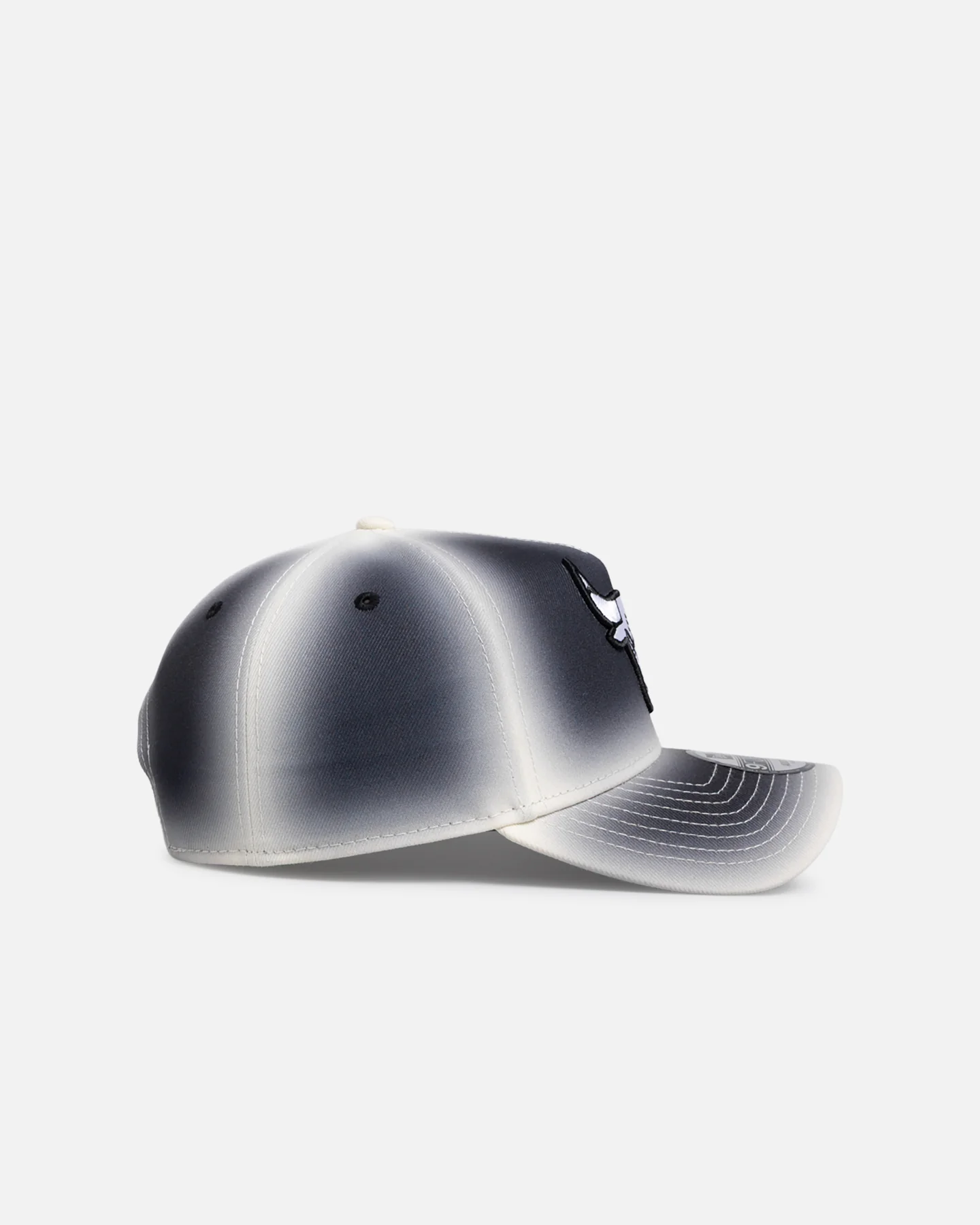 New Era Chicago Bulls 'Gradient Edge Reverse' 9FORTY A-Frame Snapback Black/White - Image 3