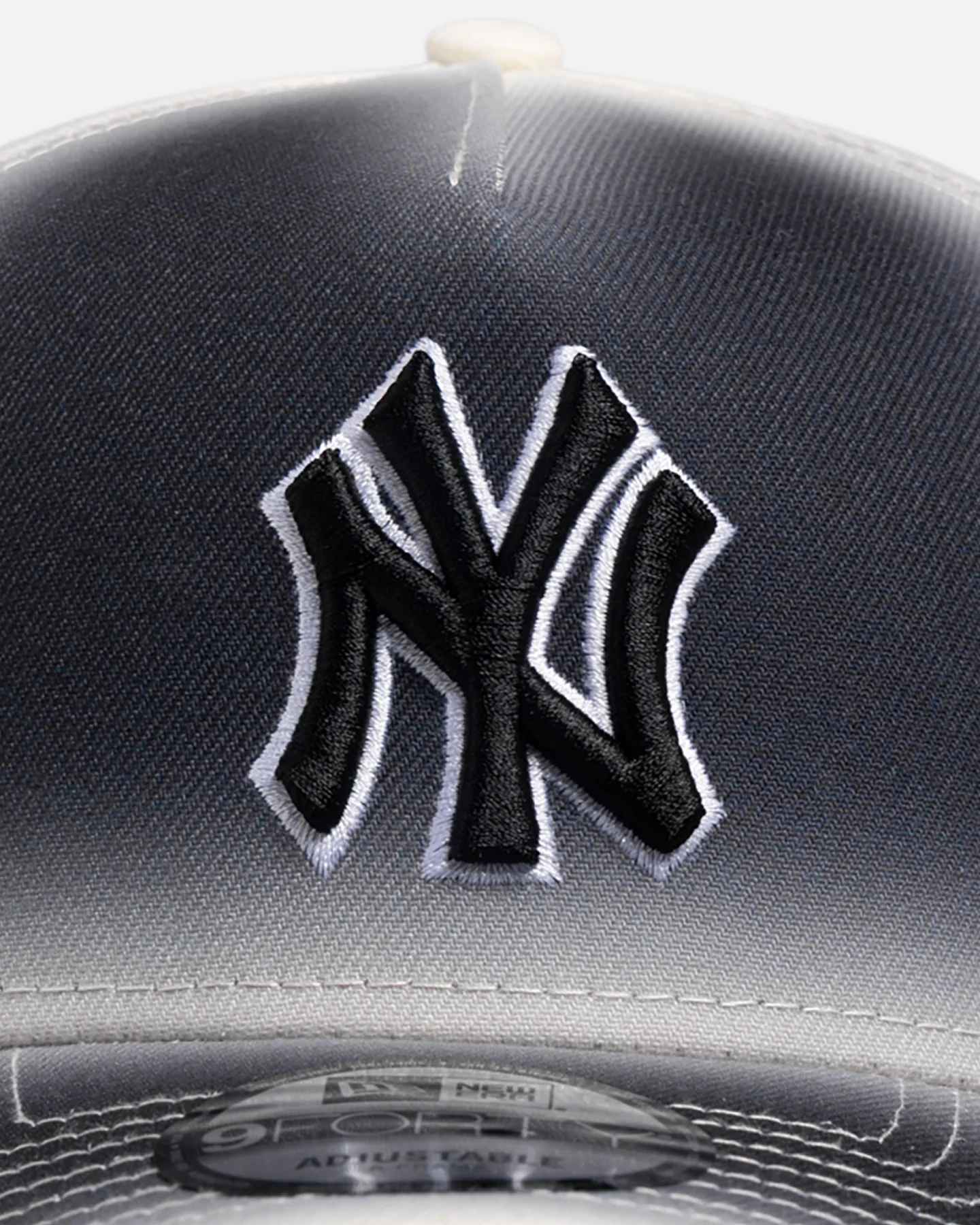 New Era New York Yankees 'Gradient Edge Reverse' 9FORTY A-Frame Snapback Black/White - Image 5
