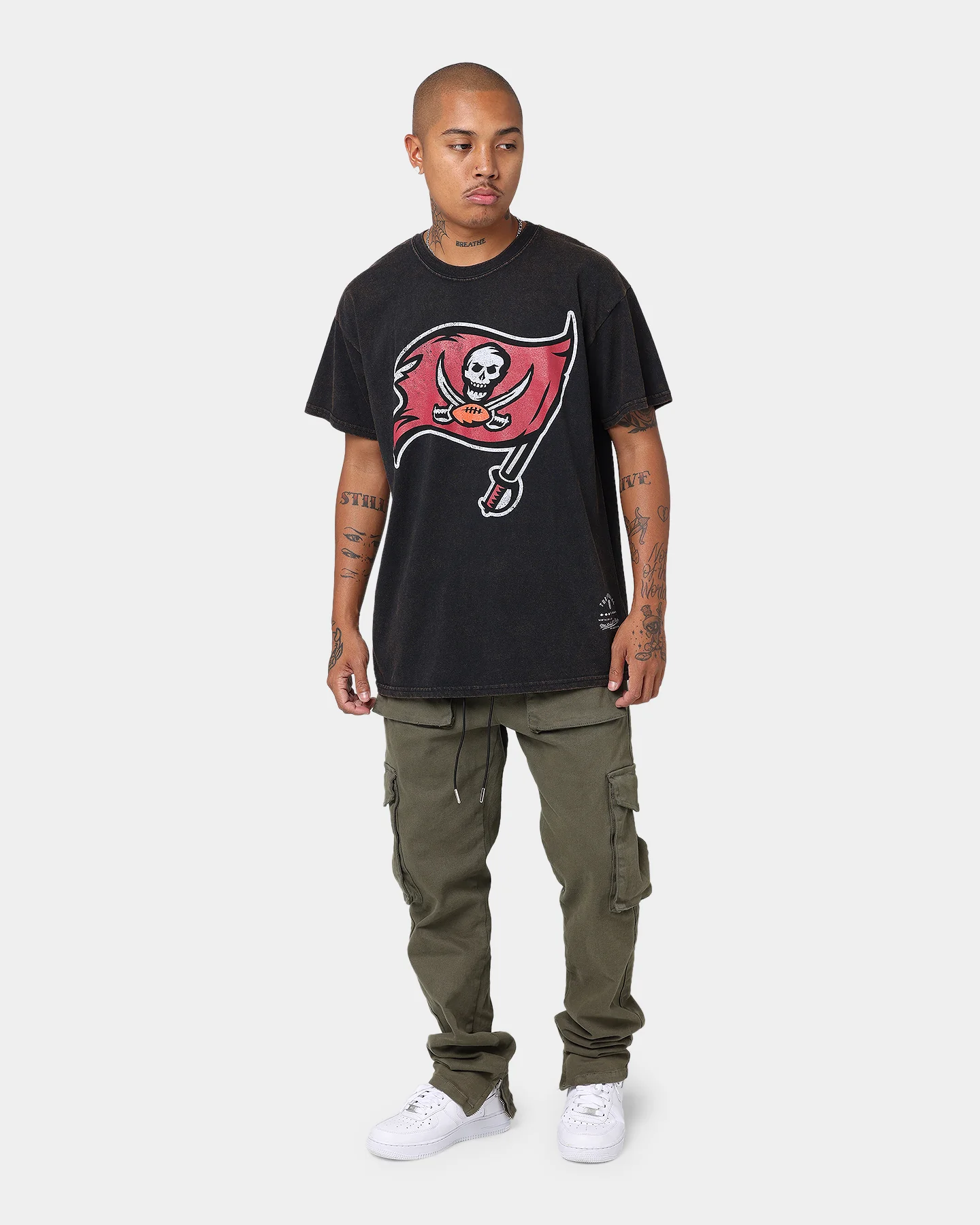 Mitchell and Ness Tampa Bay Buccaneers Oversized Extra Large Logo T-Shirt Vintage Black - Image 2