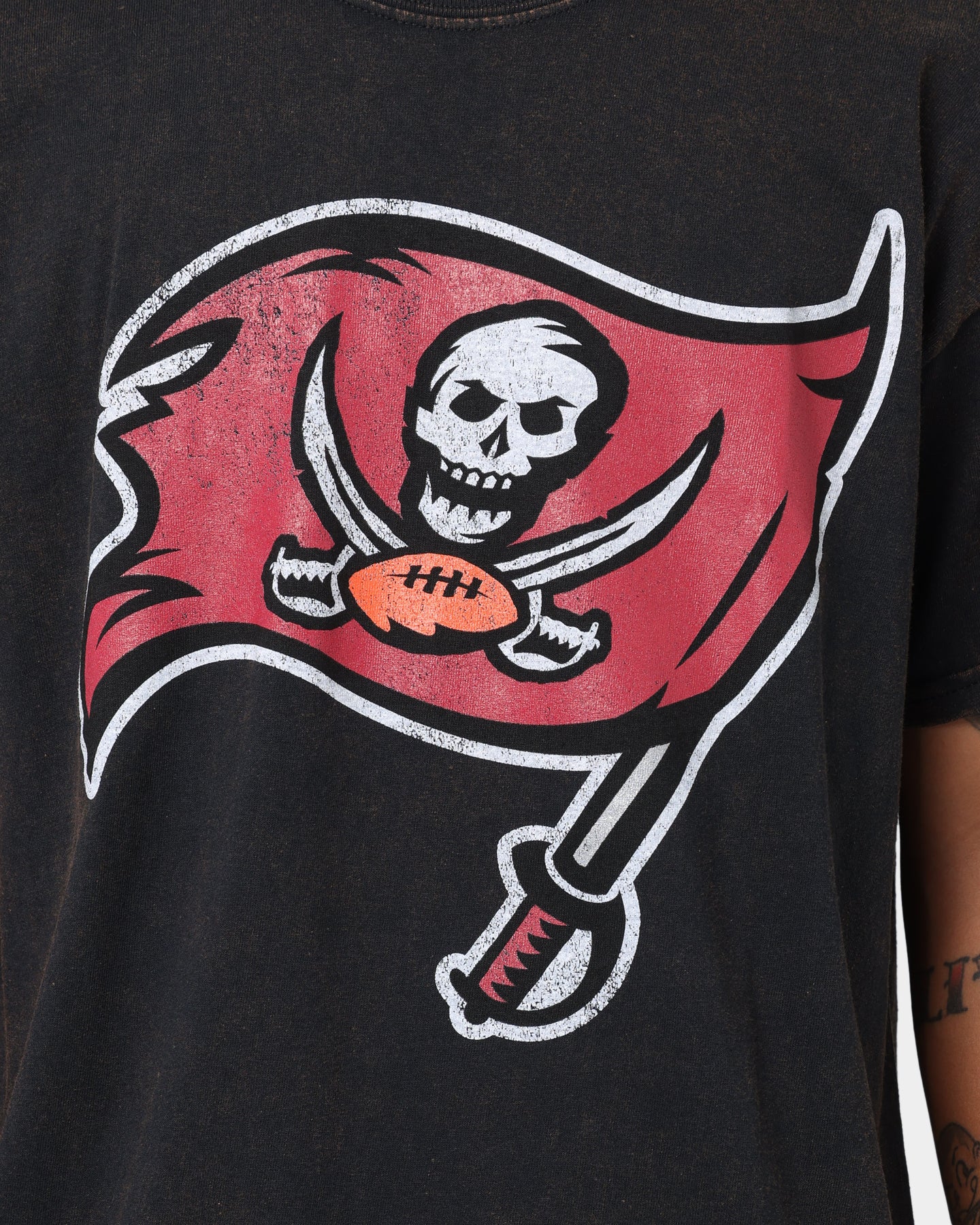 Mitchell and Ness Tampa Bay Buccaneers Oversized Extra Large Logo T-Shirt Vintage Black - Image 3