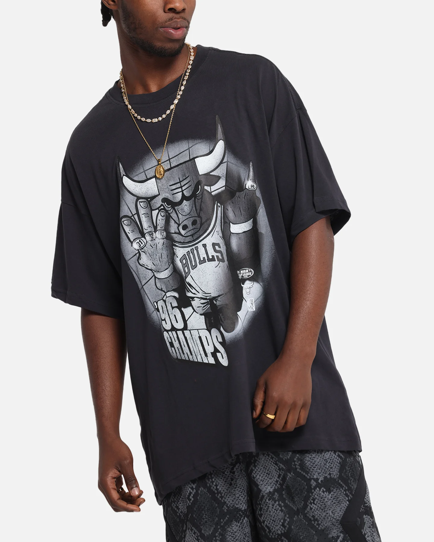 Mitchell & Ness Chicago Bulls 4-Time Champions T-Shirt Overdyed Black - Image 6