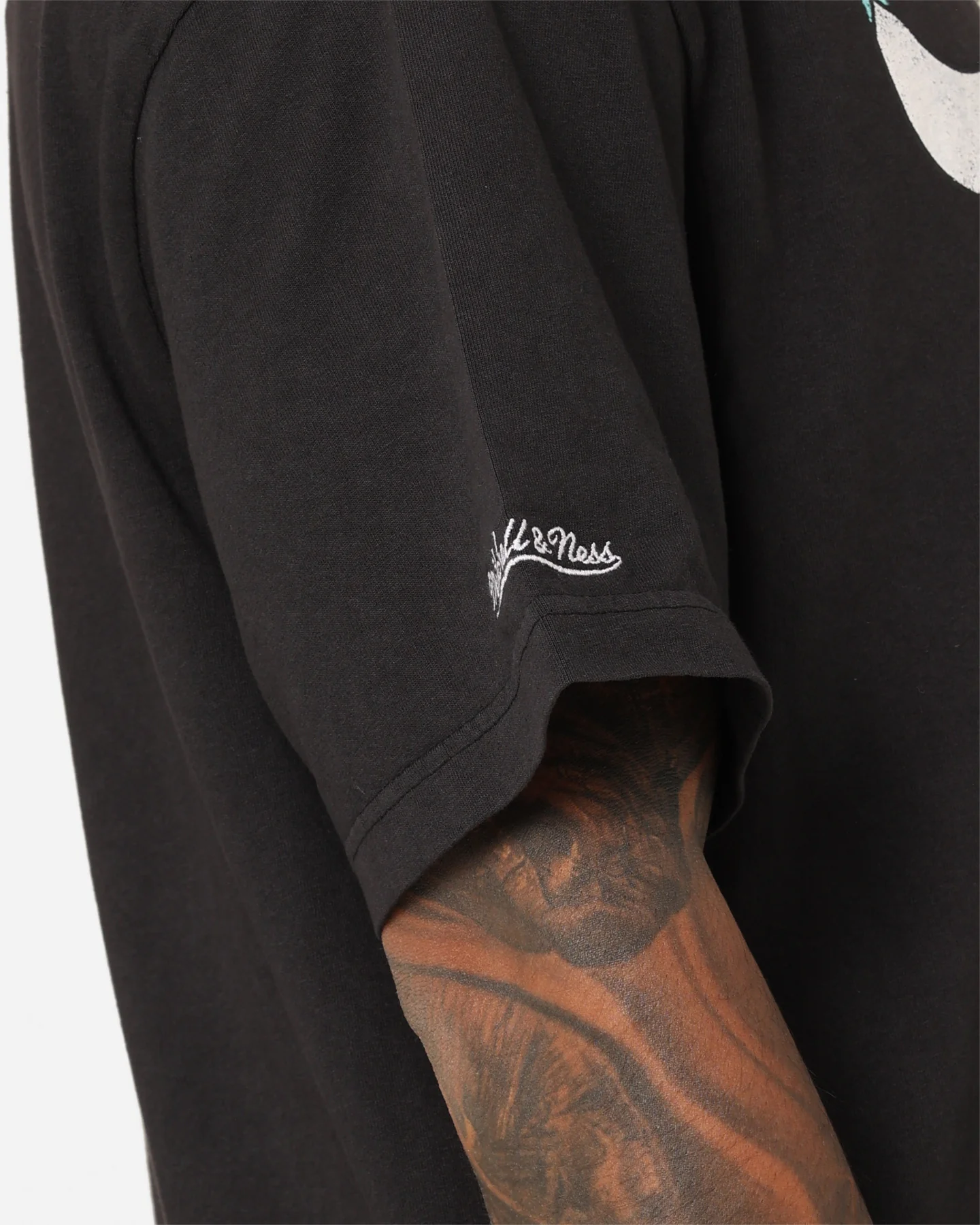 Mitchell & Ness Chicago Bulls Ice Blue Logo T-Shirt Faded Black - Image 8