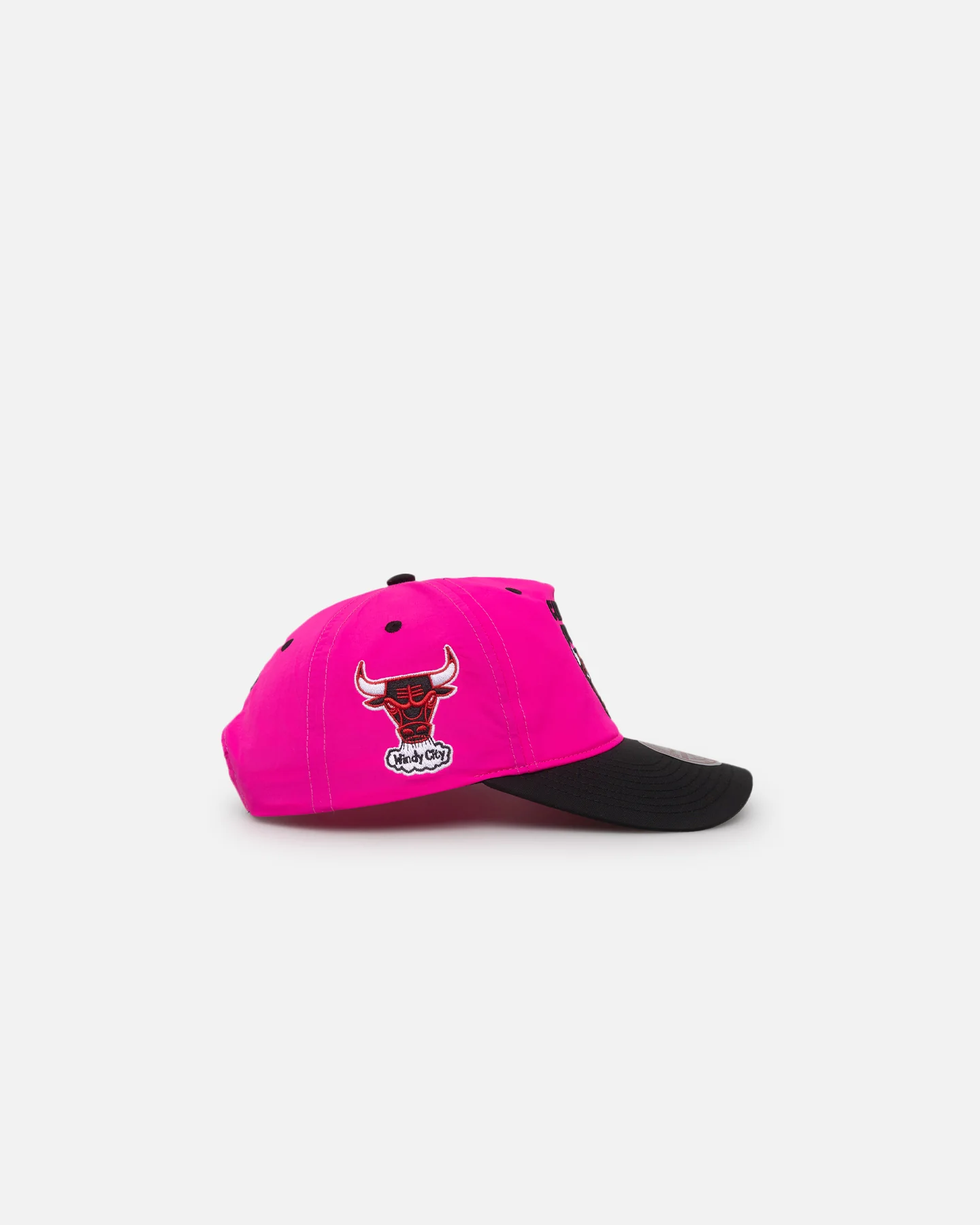 Mitchell & Ness Chicago Bulls Nylon Deadstock 2-Tone Snapback Neon Pink/Black - Image 3