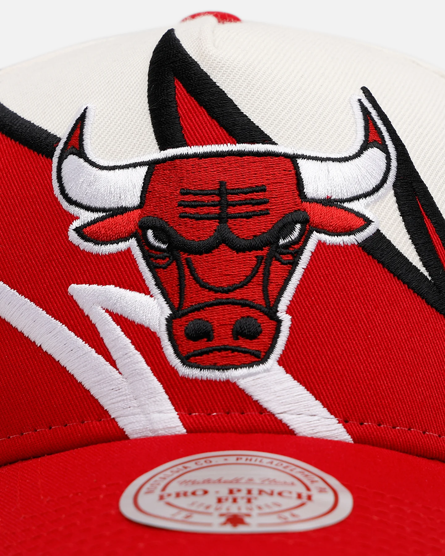 Mitchell & Ness Chicago Bulls 'Shark Tooth' Pro Pinch Snapback Cream/Red - Image 5