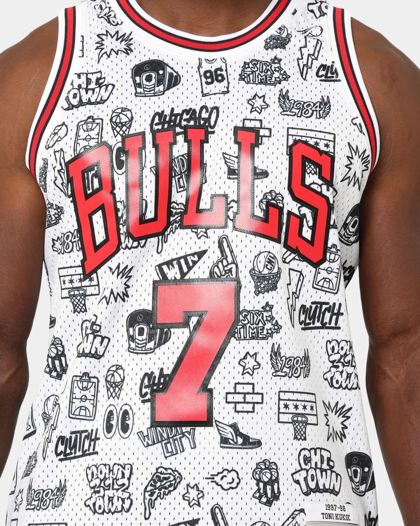 Mitchell & Ness Chicago Bulls Toni Kukoč #7 1997-1998 Doodle Swingman Jersey White - Image 4