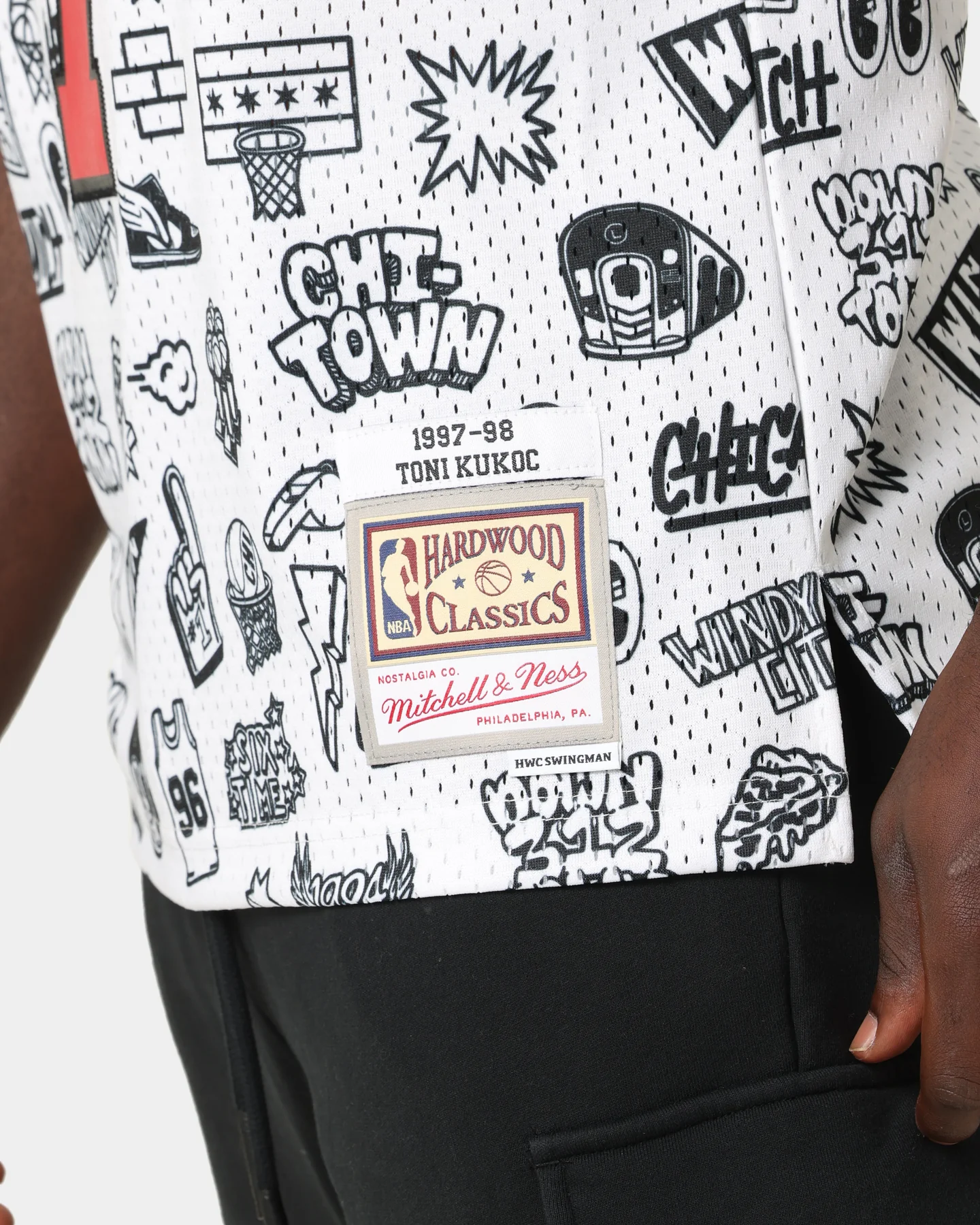 Mitchell & Ness Chicago Bulls Toni Kukoč #7 1997-1998 Doodle Swingman Jersey White - Image 9