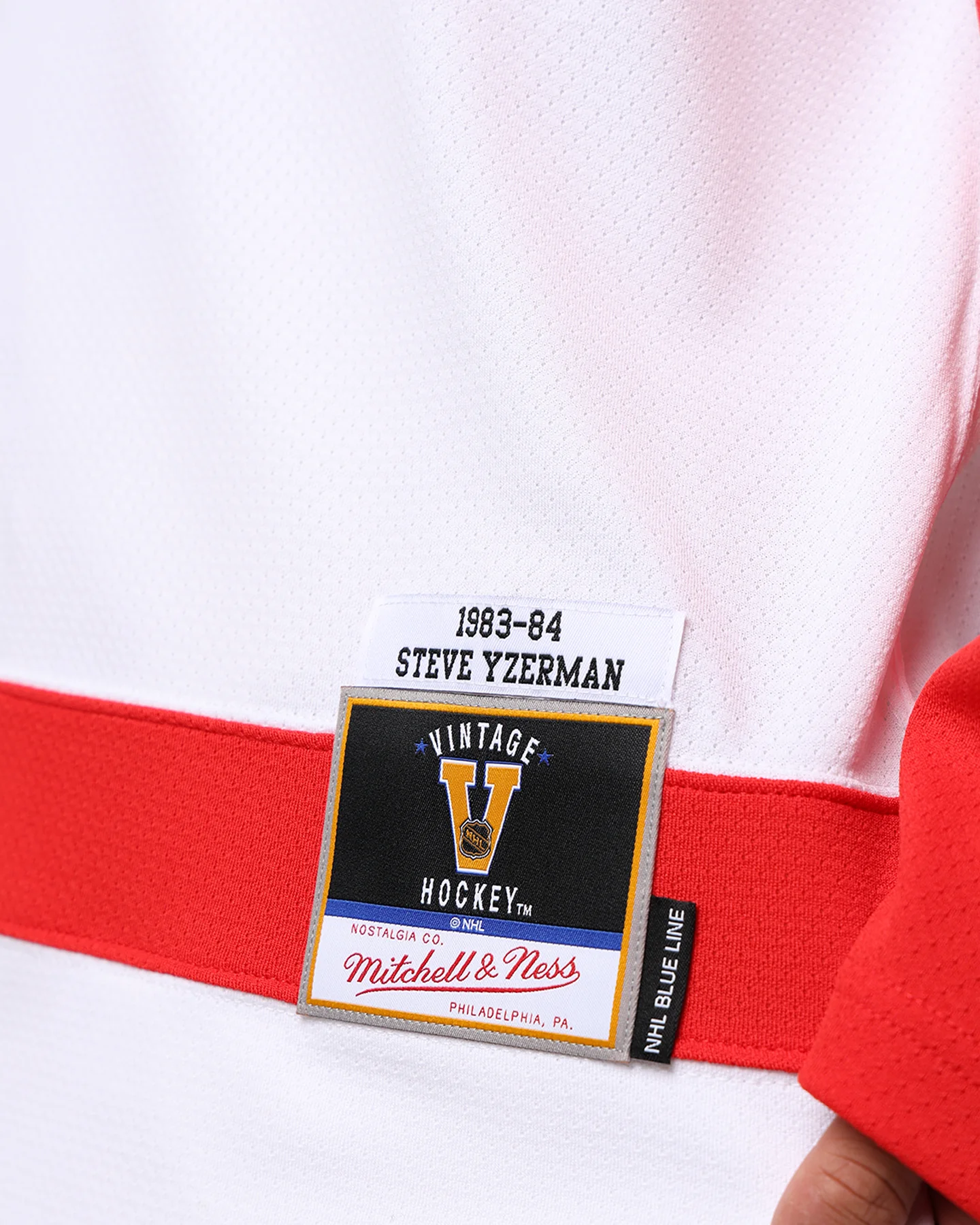 Mitchell & Ness Detroit Red Wings Steve Yzerman '83-84 Jersey White - Image 9