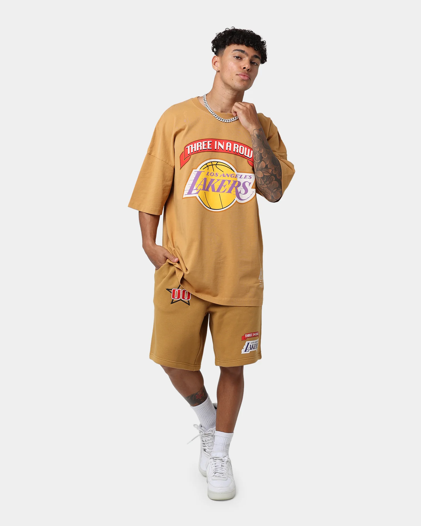 Mitchell & Ness Los Angeles Lakers 3-Peat T-Shirt Bone Brown - Image 3