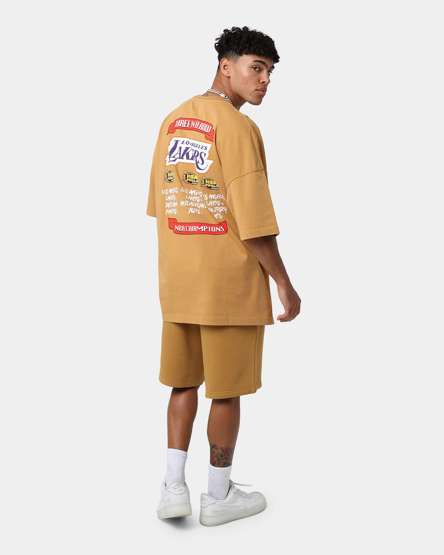 Mitchell & Ness Los Angeles Lakers 3-Peat T-Shirt Bone Brown - Image 8