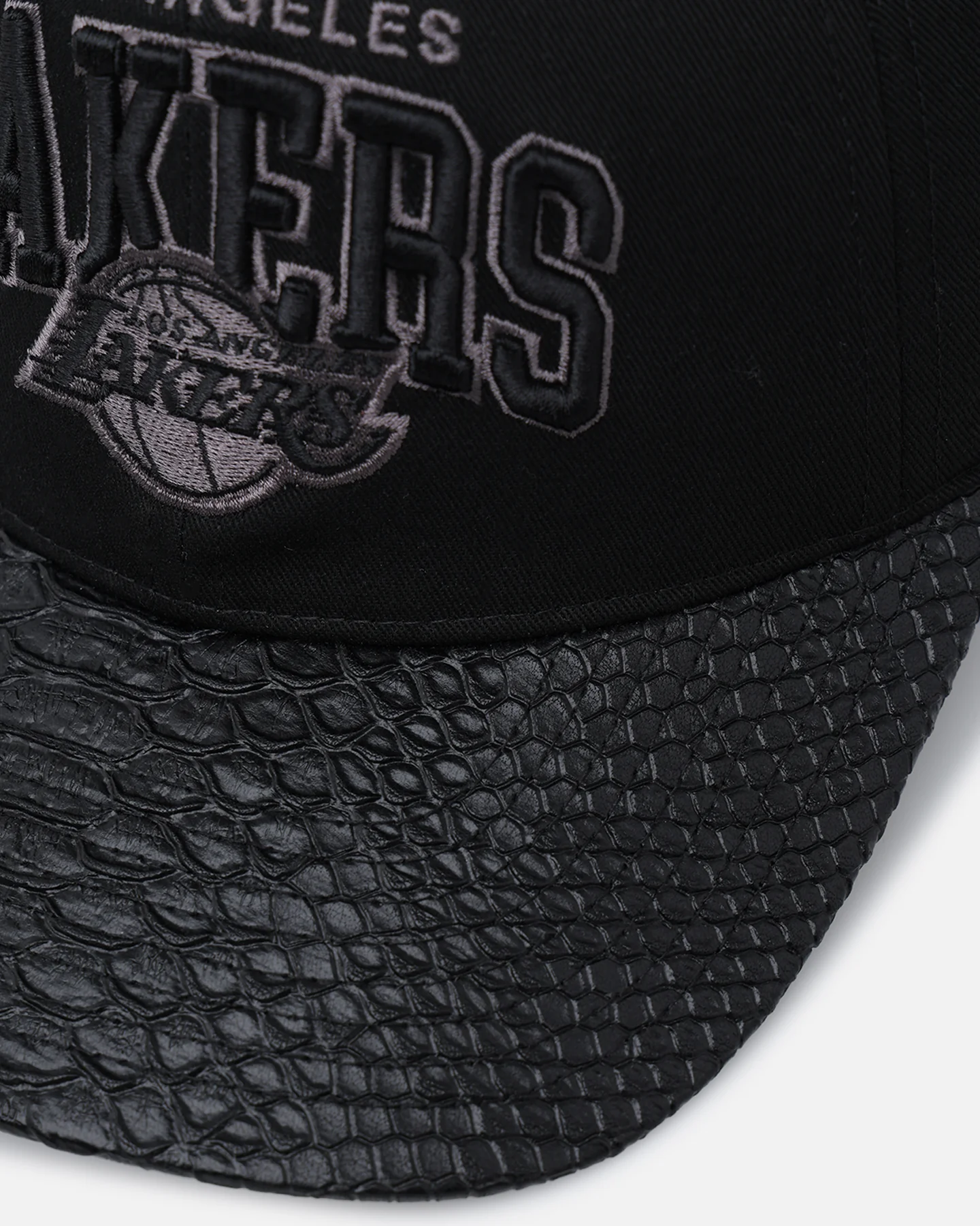 Mitchell & Ness Los Angeles Lakers Leather Elegance Snapback Black - Image 2