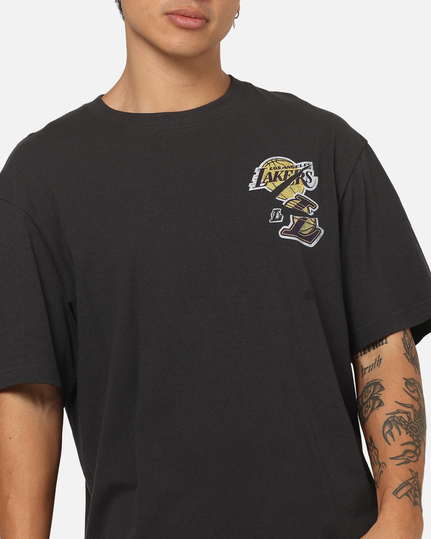 Mitchell & Ness Los Angeles Lakers Shaquille O'Neal Ripped Player T-Shirt Washed Black - Image 8