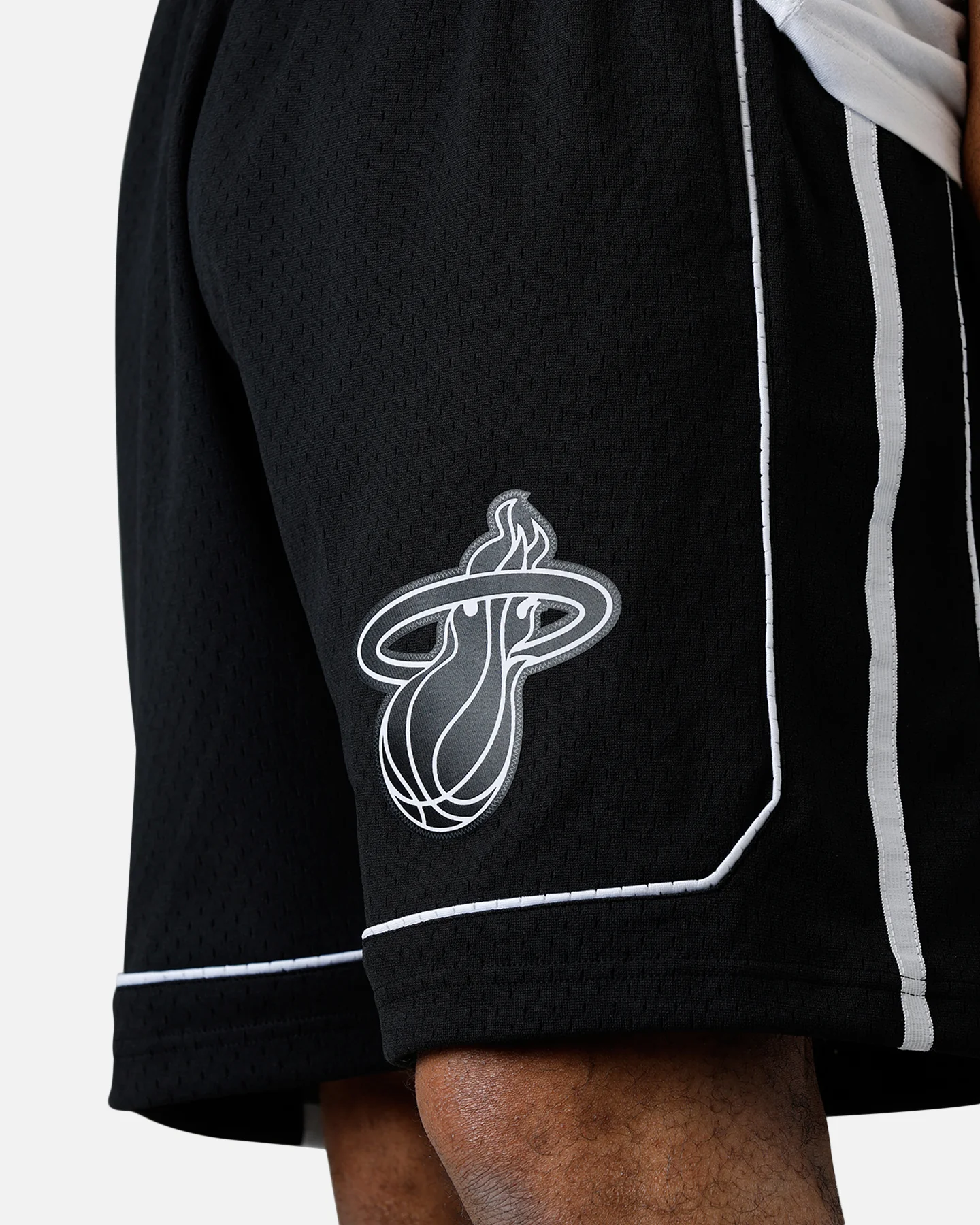 Mitchell & Ness Miami Heat 2011 Swingman Shorts Black/White - Image 7