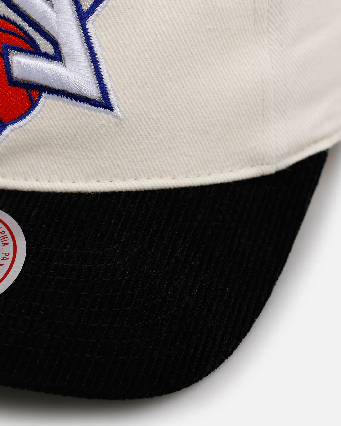 Mitchell & Ness New York Knicks 'Worldwide' Deadstock Snapback Egret - Image 2
