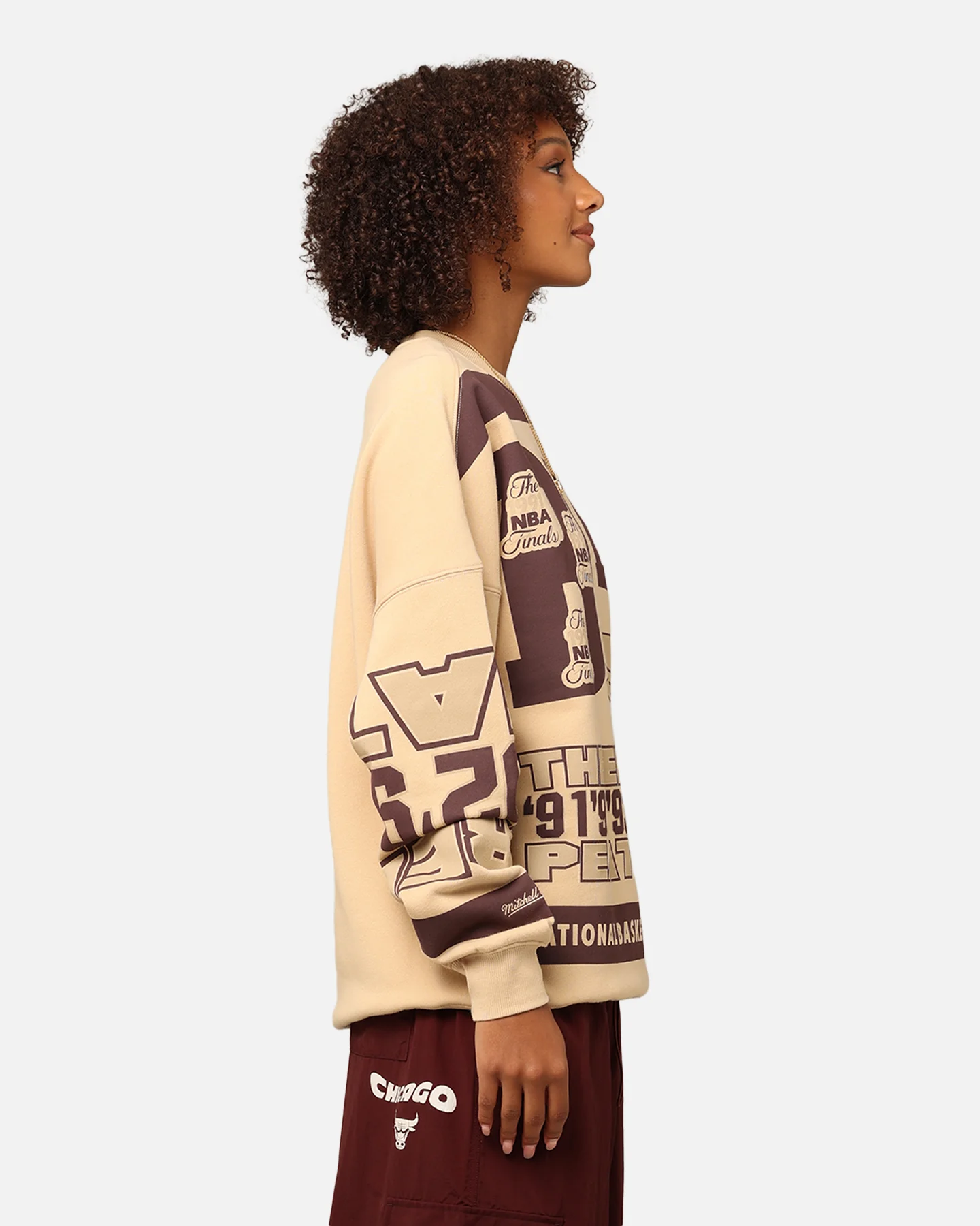 Mitchell & Ness Women's Chicago Bulls League Crewneck Warm Sand - Image 5