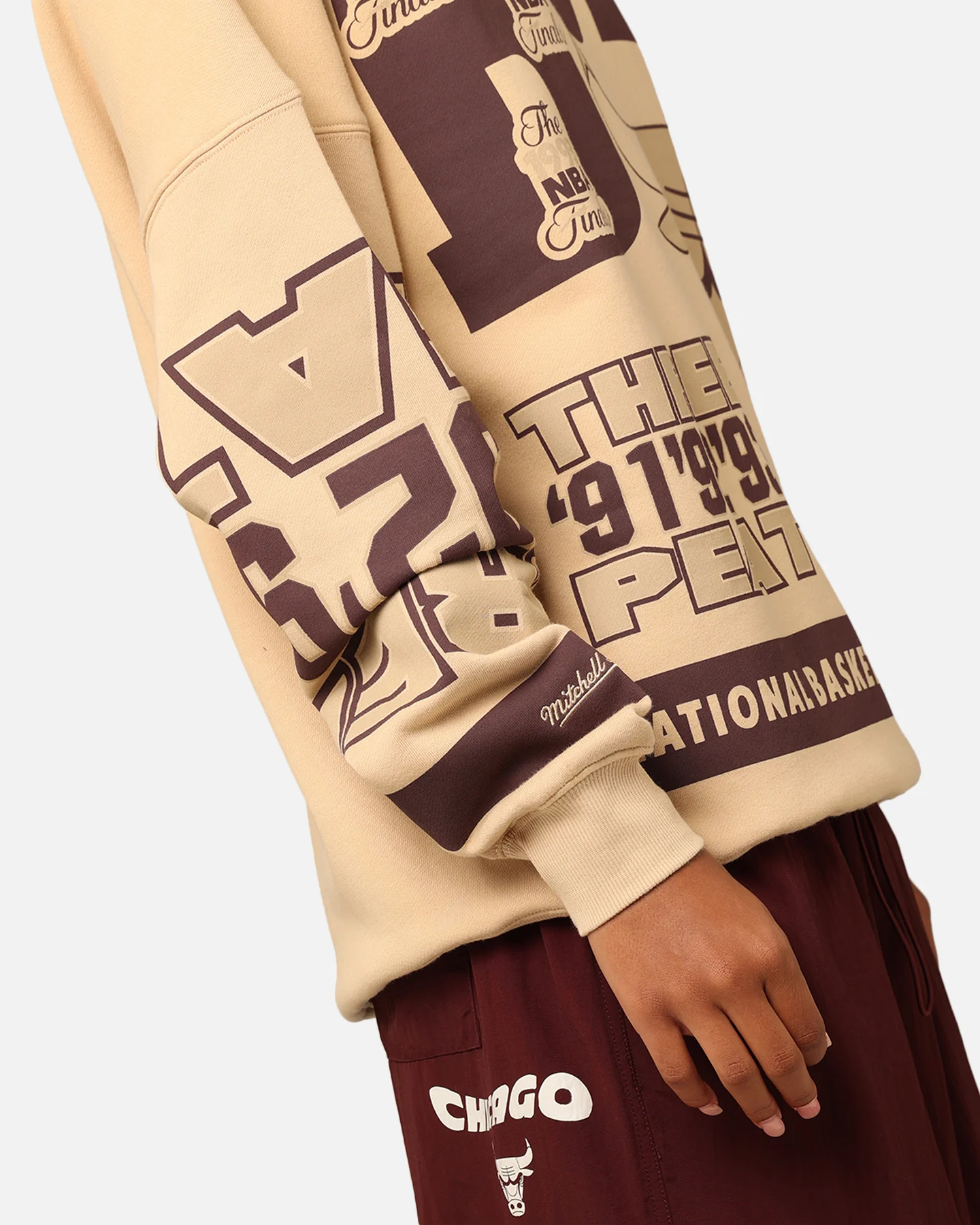 Mitchell & Ness Women's Chicago Bulls League Crewneck Warm Sand - Image 7