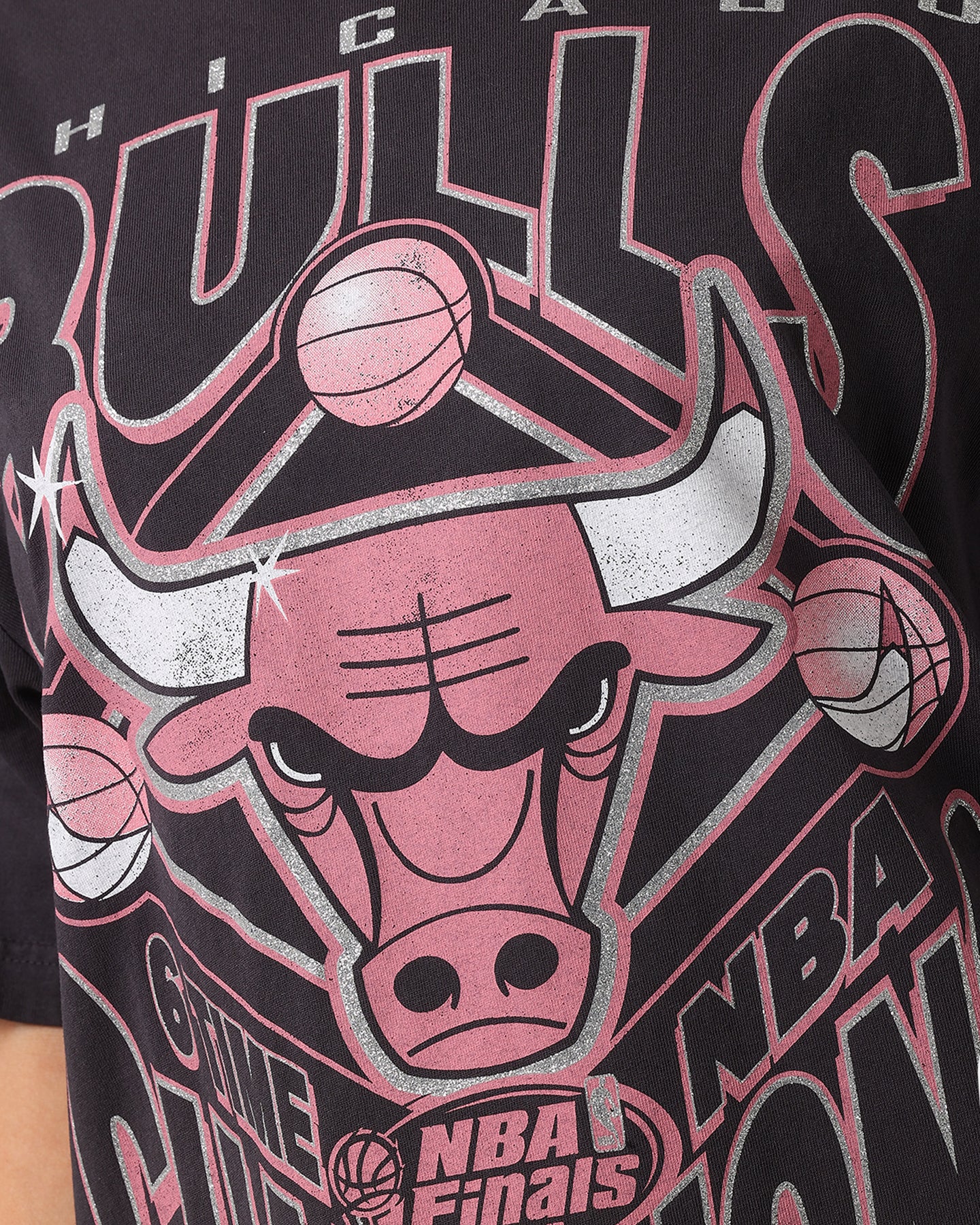 Mitchell & Ness Women's Chicago Bulls NBA Champs Glitter T-Shirt Overdyed Black - Image 2