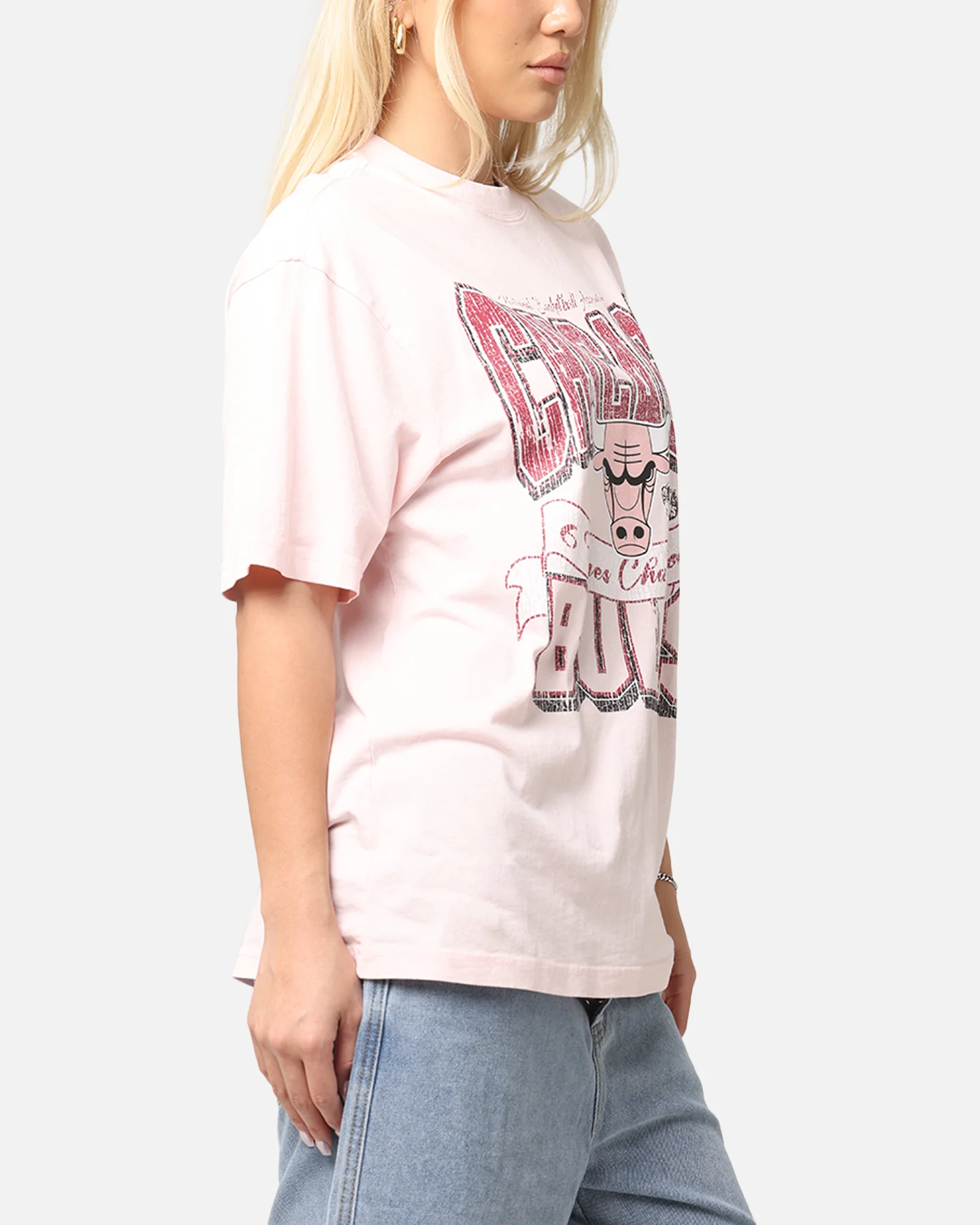 Mitchell & Ness Women's Chicago Bulls Sportsmanship T-Shirt Light Pink - Image 4
