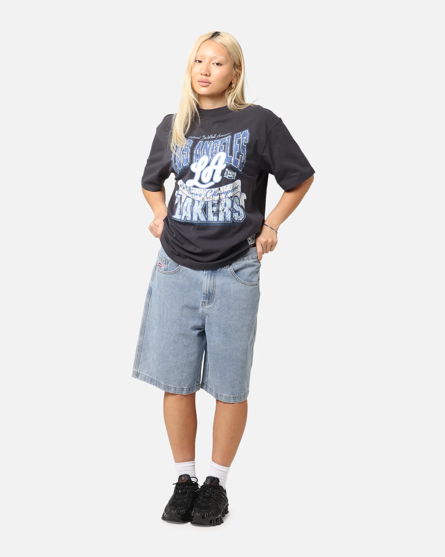 Mitchell & Ness Women's Los Angeles Lakers Sportsmanship T-Shirt Faded Black - Image 2