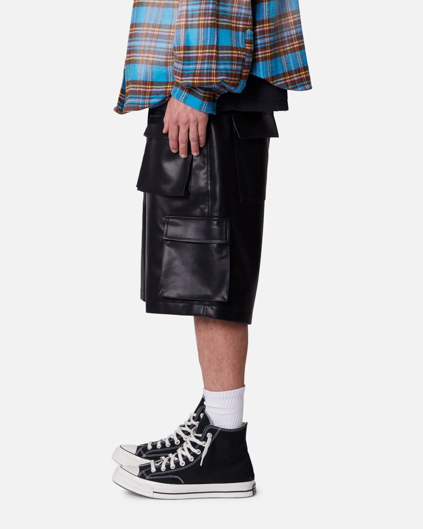 MNML Baggy Vegan Leather Cargo Shorts Black - Image 3