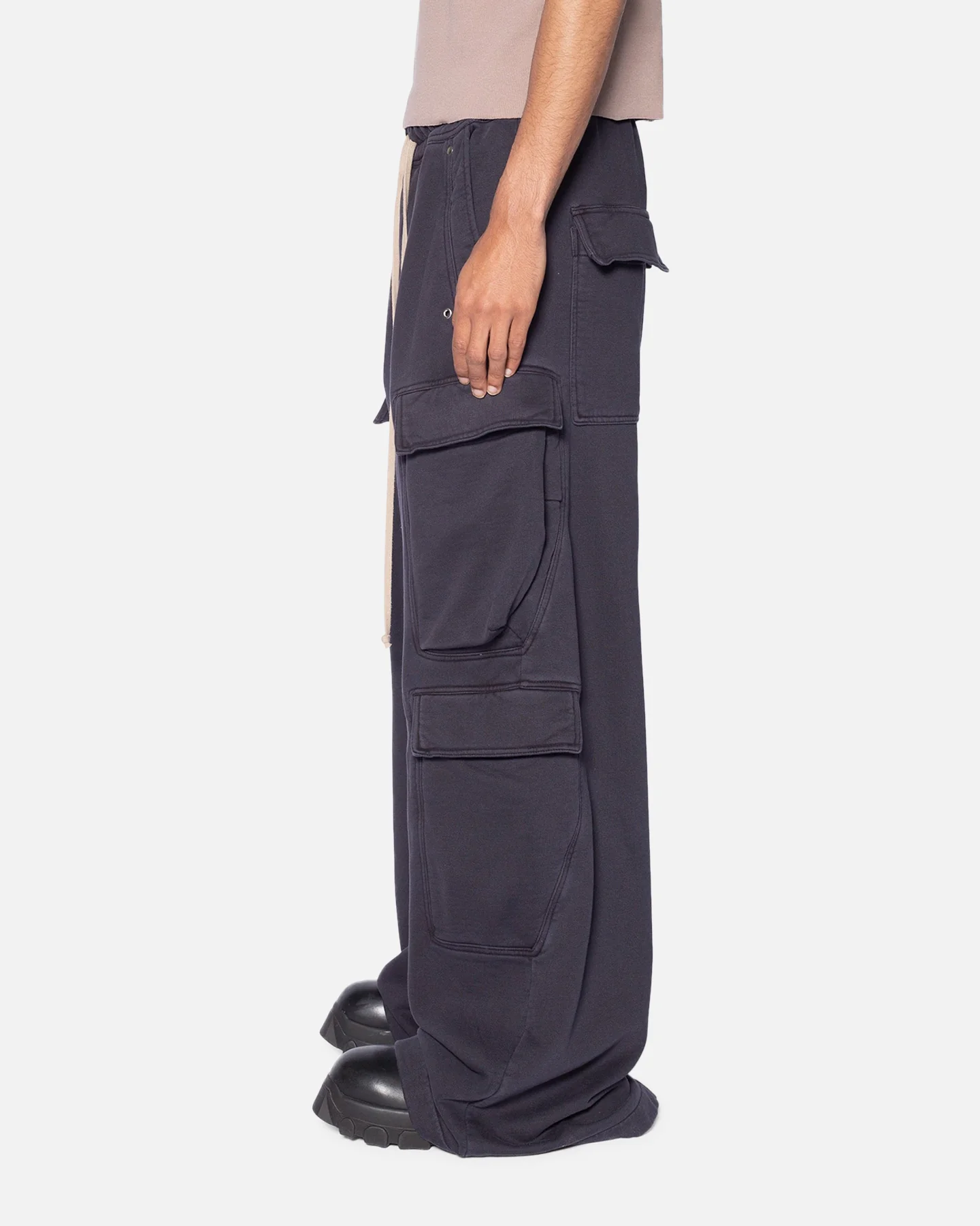 MNML Rave Double Cargo Sweatpants Washed Black - Image 3