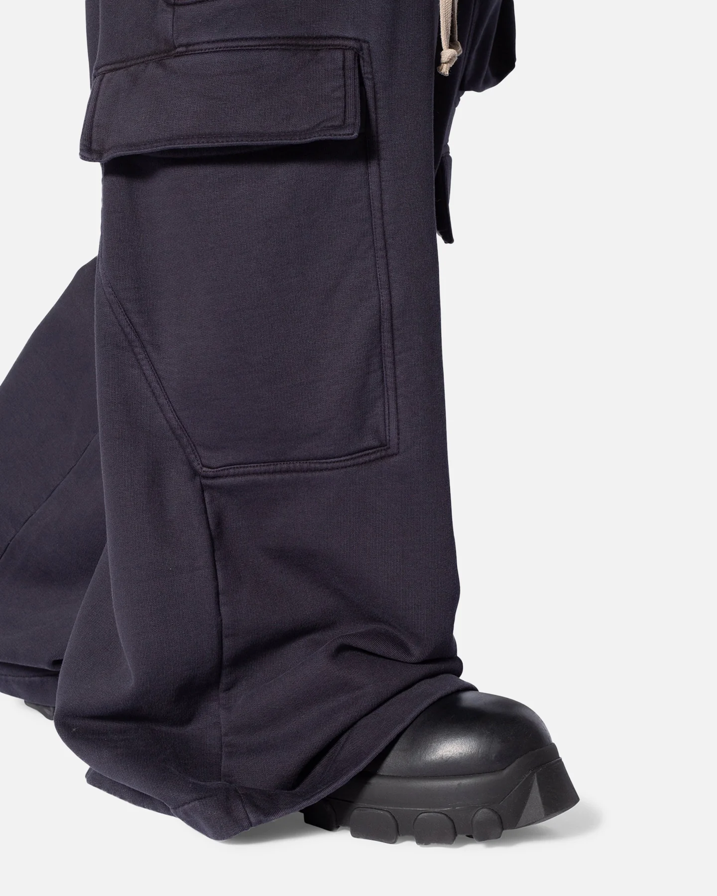 MNML Rave Double Cargo Sweatpants Washed Black - Image 6