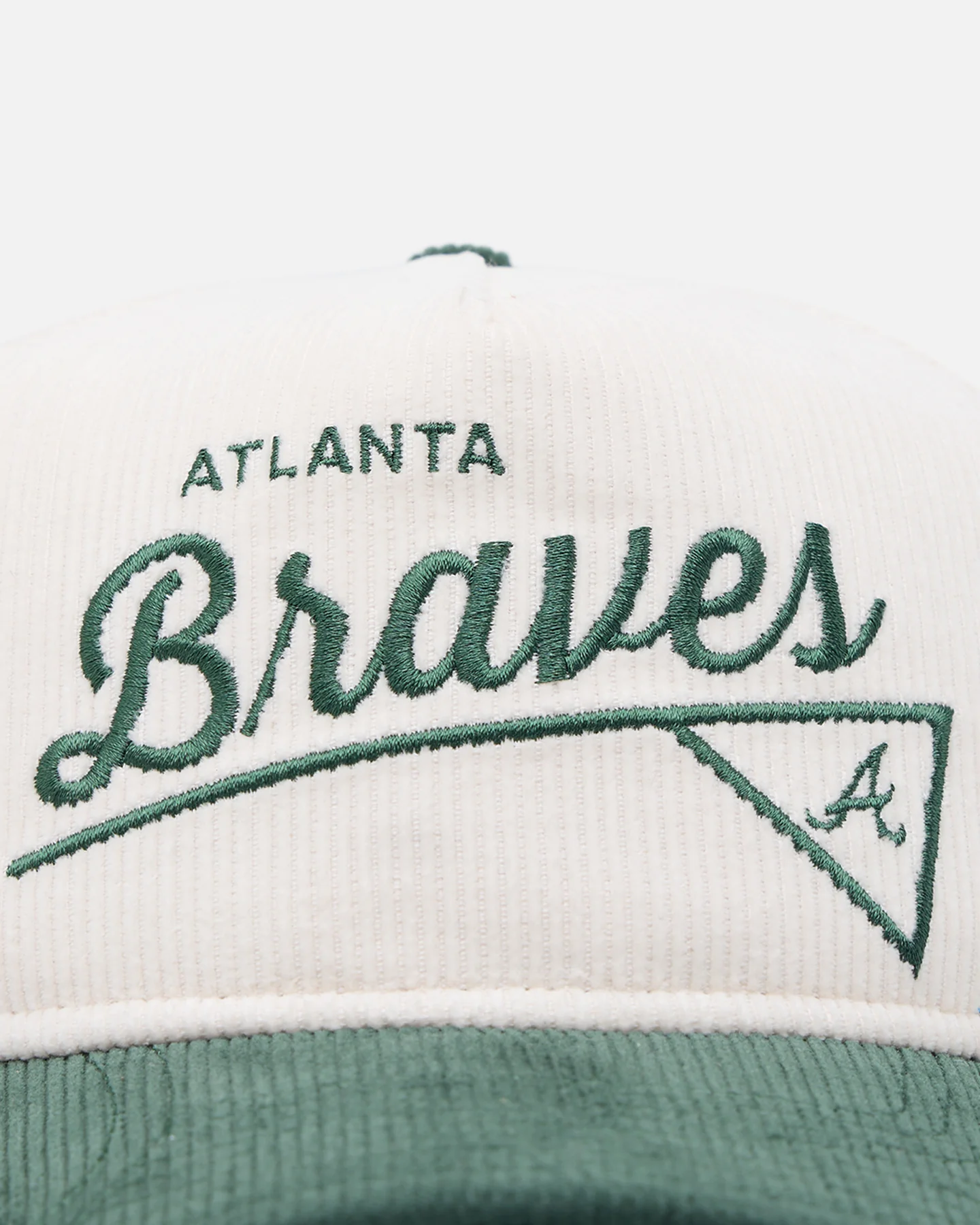 New Era Atlanta Braves 'Heritage Golf' Pre-Curved Golfer Snapback Chrome White - Image 4