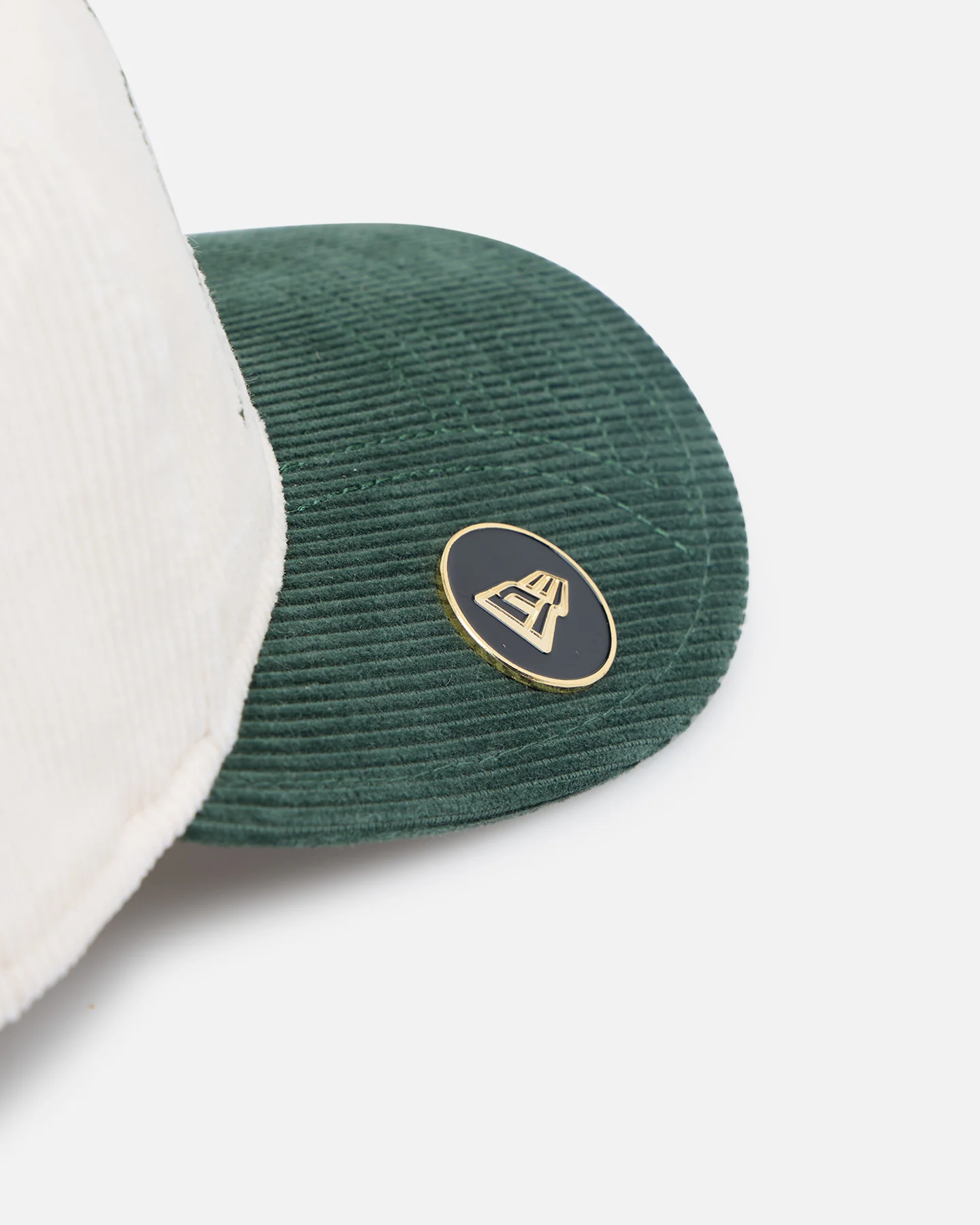 New Era Atlanta Braves 'Heritage Golf' Pre-Curved Golfer Snapback Chrome White - Image 6
