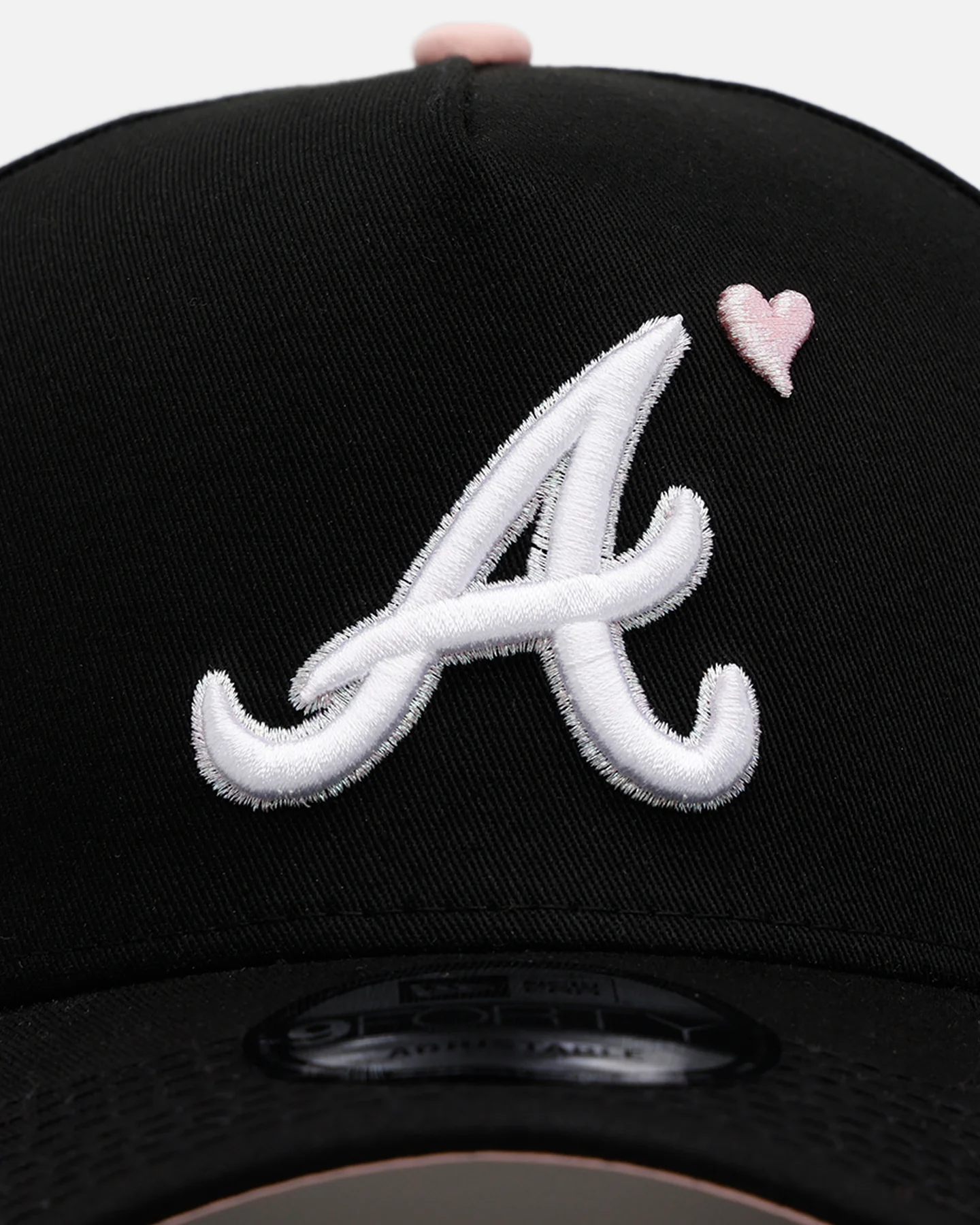 New Era Atlanta Braves 'Pink Satin Hearts 2.0' 9FORTY A-Frame Snapback Black/Pink - Image 5