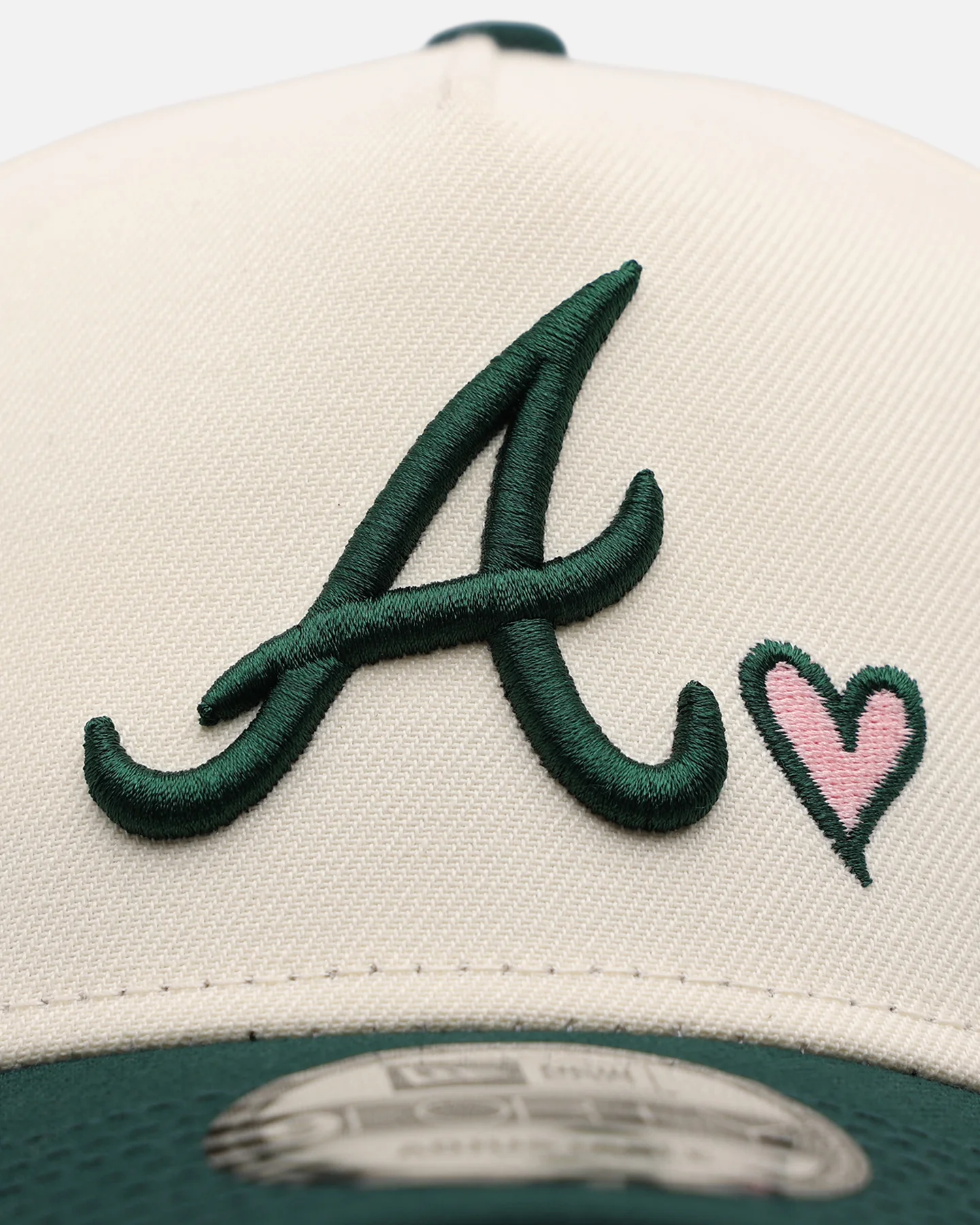 New Era Atlanta Braves 'Pink Satin Hearts Green' 9FORTY A-Frame Snapback Chrome/Dark Green - Image 5