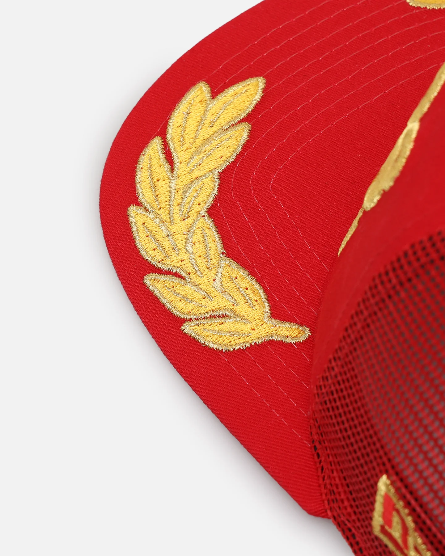 New Era Atlanta Braves 'Podium Collection' Pre-Curved Golfer Trucker Snapback Scarlet/Metallic Gold - Image 2