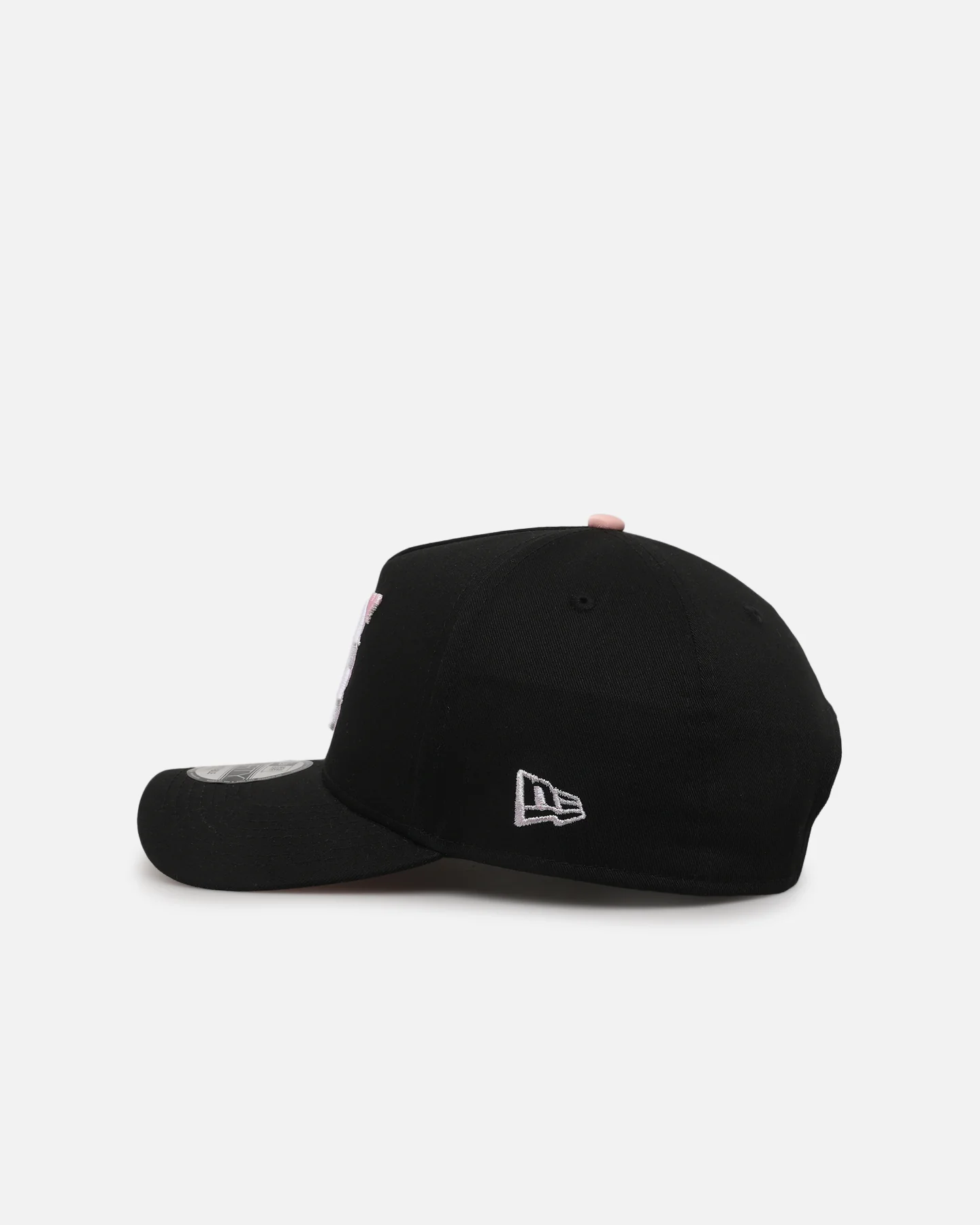 New Era Boston Red Sox 'Pink Satin Hearts 2.0' 9FORTY A-Frame Snapback Black/Pink - Image 4