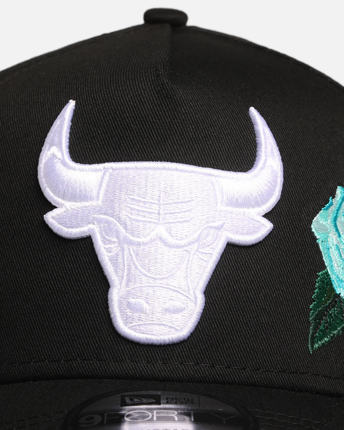 New Era Chicago Bulls 'Aqua Rose Embroidery' 9FORTY A-Frame Snapback Black/Aqua - Image 5