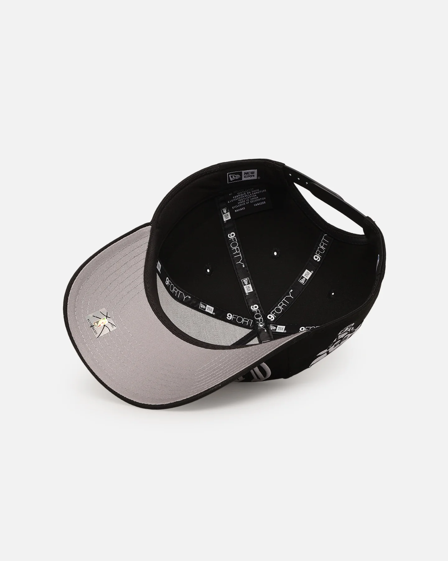 New Era Chicago Bulls 'Oversized Gothic Script Crown' 9FORTY A-Frame Snapback Black/White - Image 6