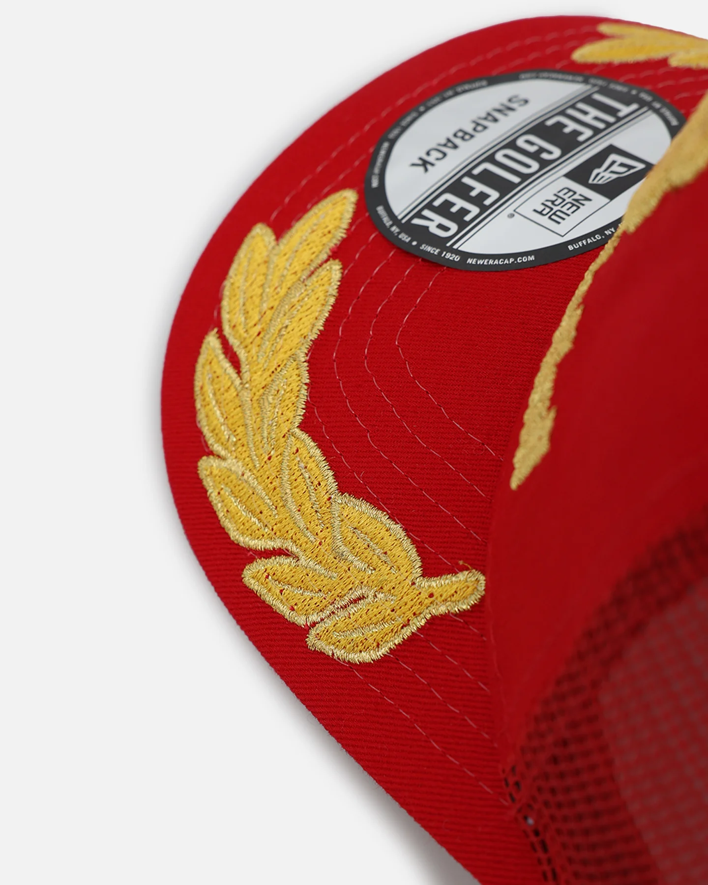 New Era Chicago Bulls 'Podium Pack' Pre-Curved Golfer Trucker Snapback Scarlett/Metallic Gold - Image 2
