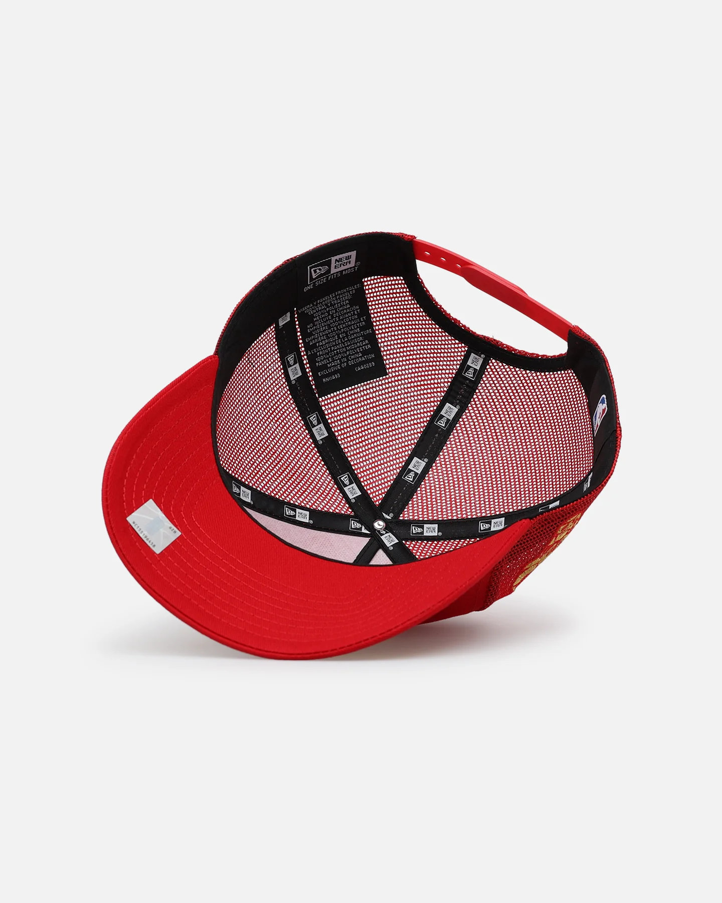 New Era Chicago Bulls 'Podium Pack' Pre-Curved Golfer Trucker Snapback Scarlett/Metallic Gold - Image 7