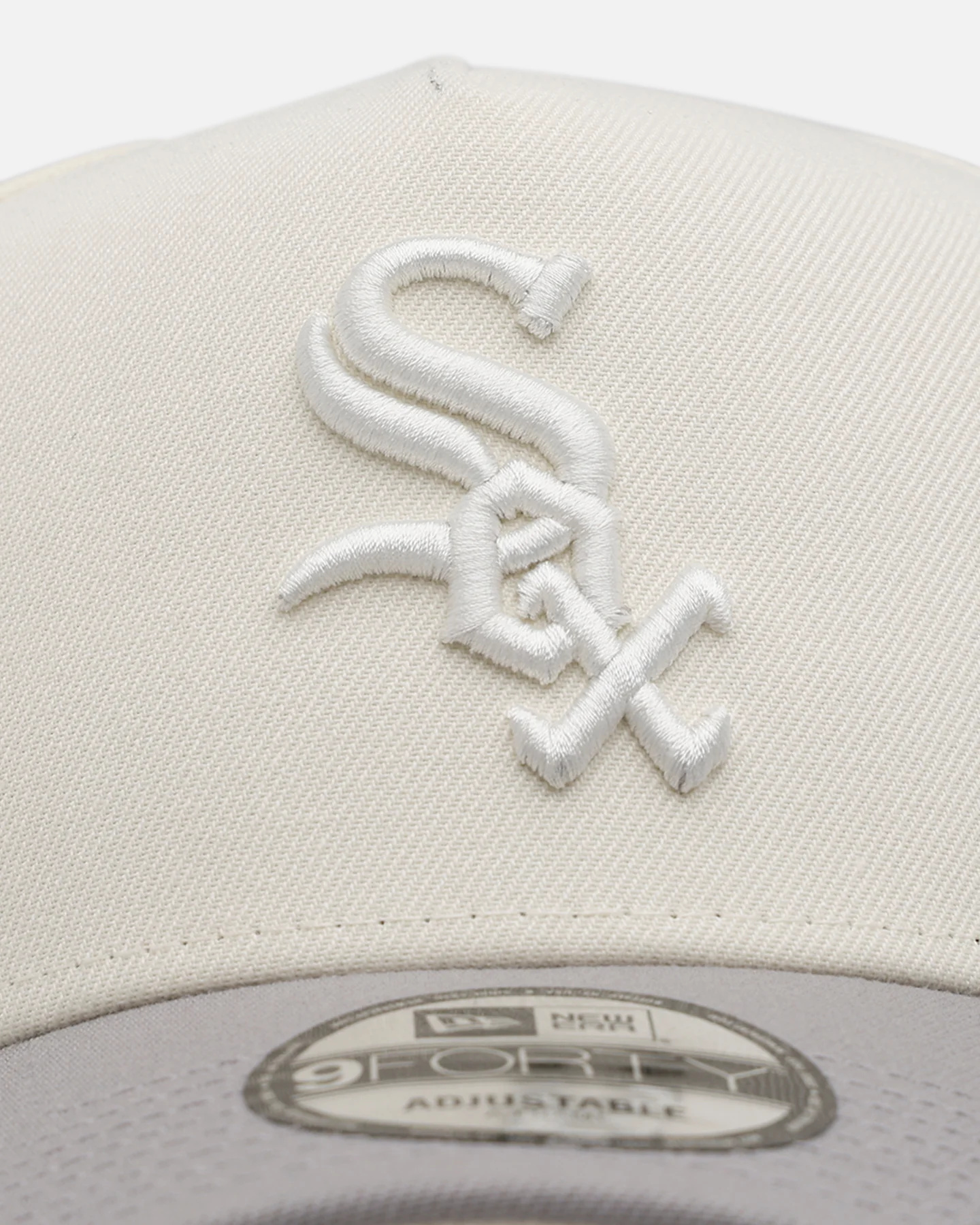 New Era Chicago White Sox 'Too Clean' 9FORTY A-Frame Snapback Chrome - Image 5