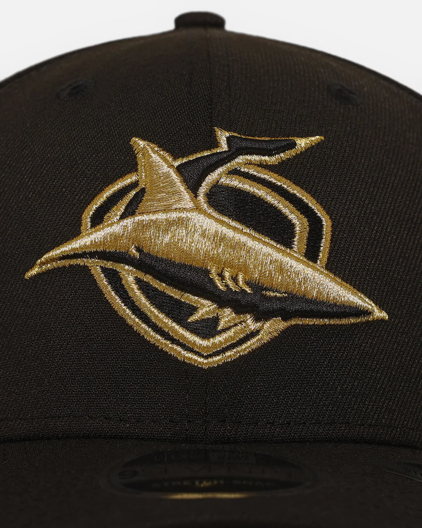 New Era Cronulla Sutherland Sharks '2025 NRL Vegas Round' 9SEVENTY Stretch Snapback Black/Gold - Image 5