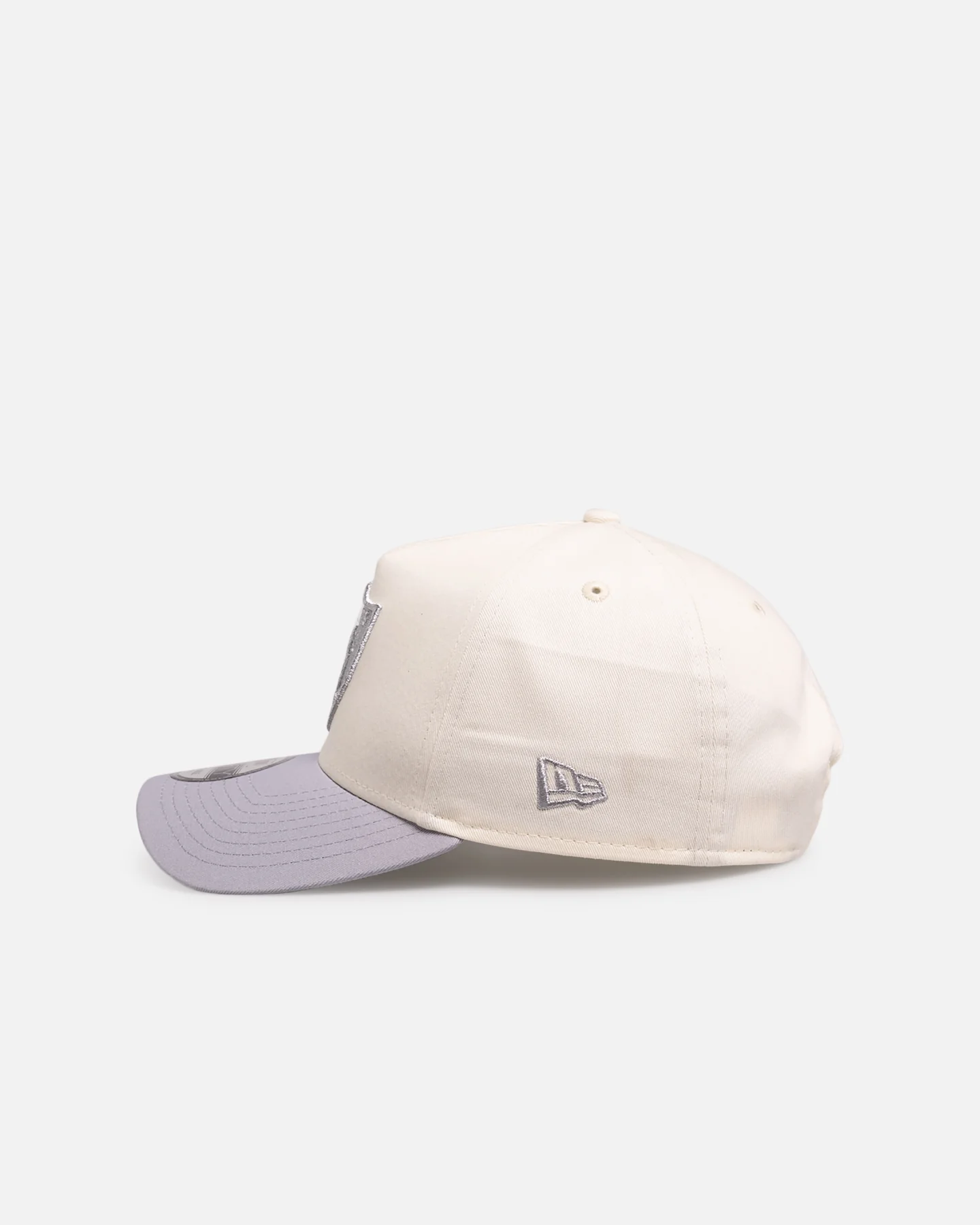 New Era Las Vegas Raiders 'Chrome Grey' 9FORTY A-Frame Snapback White/Silver - Image 4