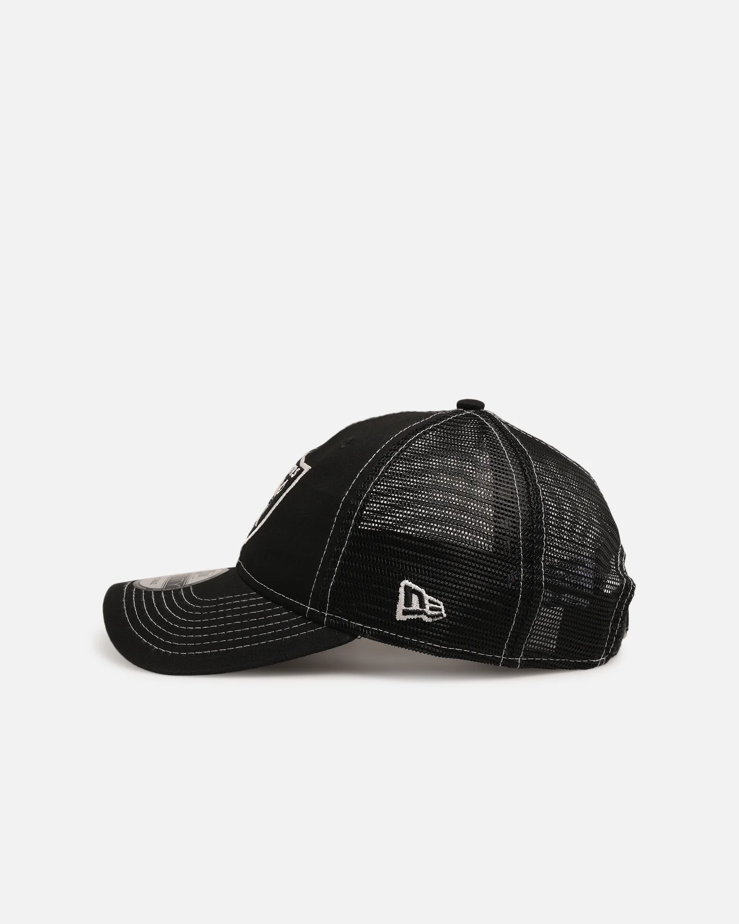 New Era Las Vegas Raiders 'Contrast Chrome' 9TWENTY Casual Trucker Strapback Black - Image 4