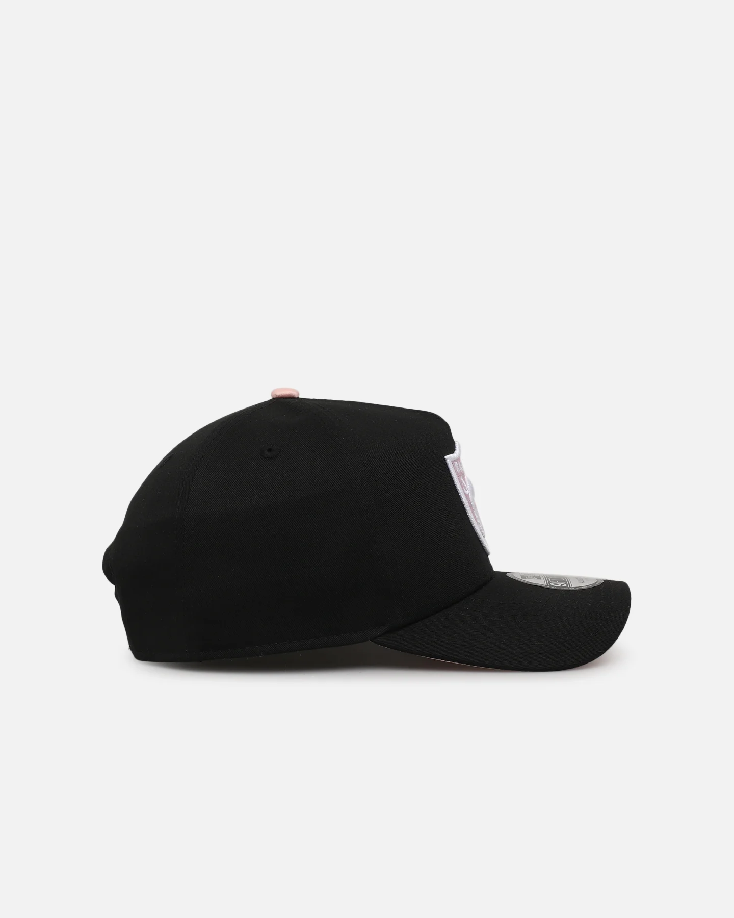 New Era Las Vegas Raiders 'Pink Satin Hearts 2.0' 9FORTY A-Frame Snapback Black/Pink - Image 3