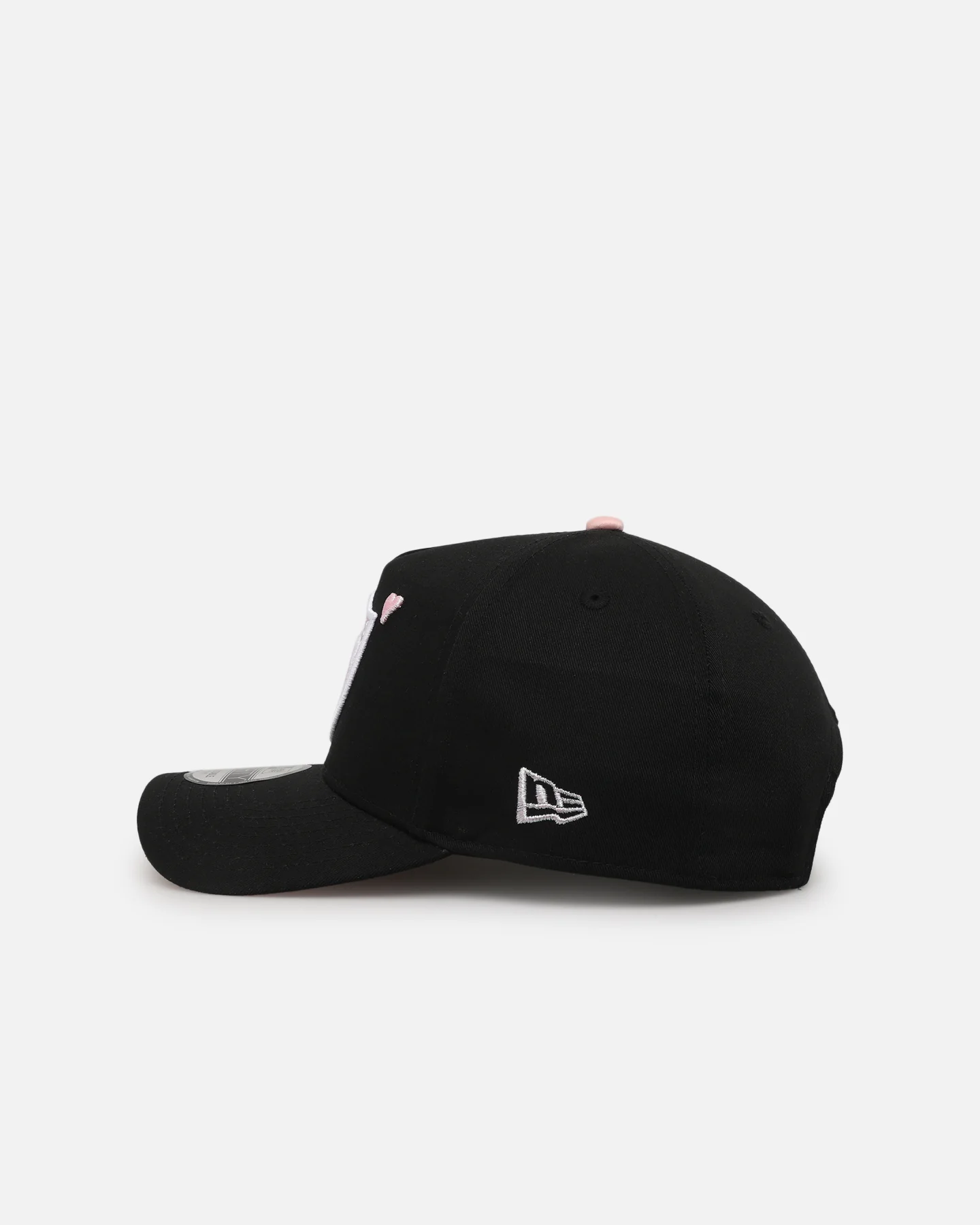 New Era Las Vegas Raiders 'Pink Satin Hearts 2.0' 9FORTY A-Frame Snapback Black/Pink - Image 4