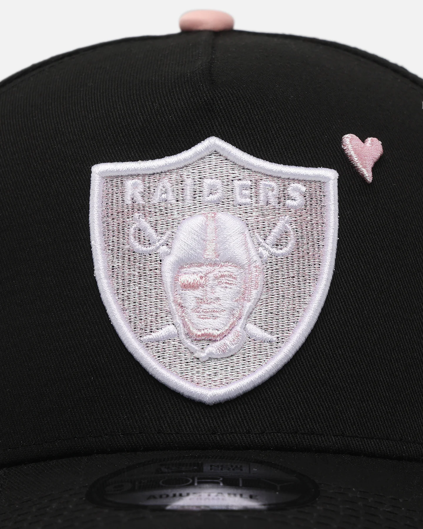 New Era Las Vegas Raiders 'Pink Satin Hearts 2.0' 9FORTY A-Frame Snapback Black/Pink - Image 5