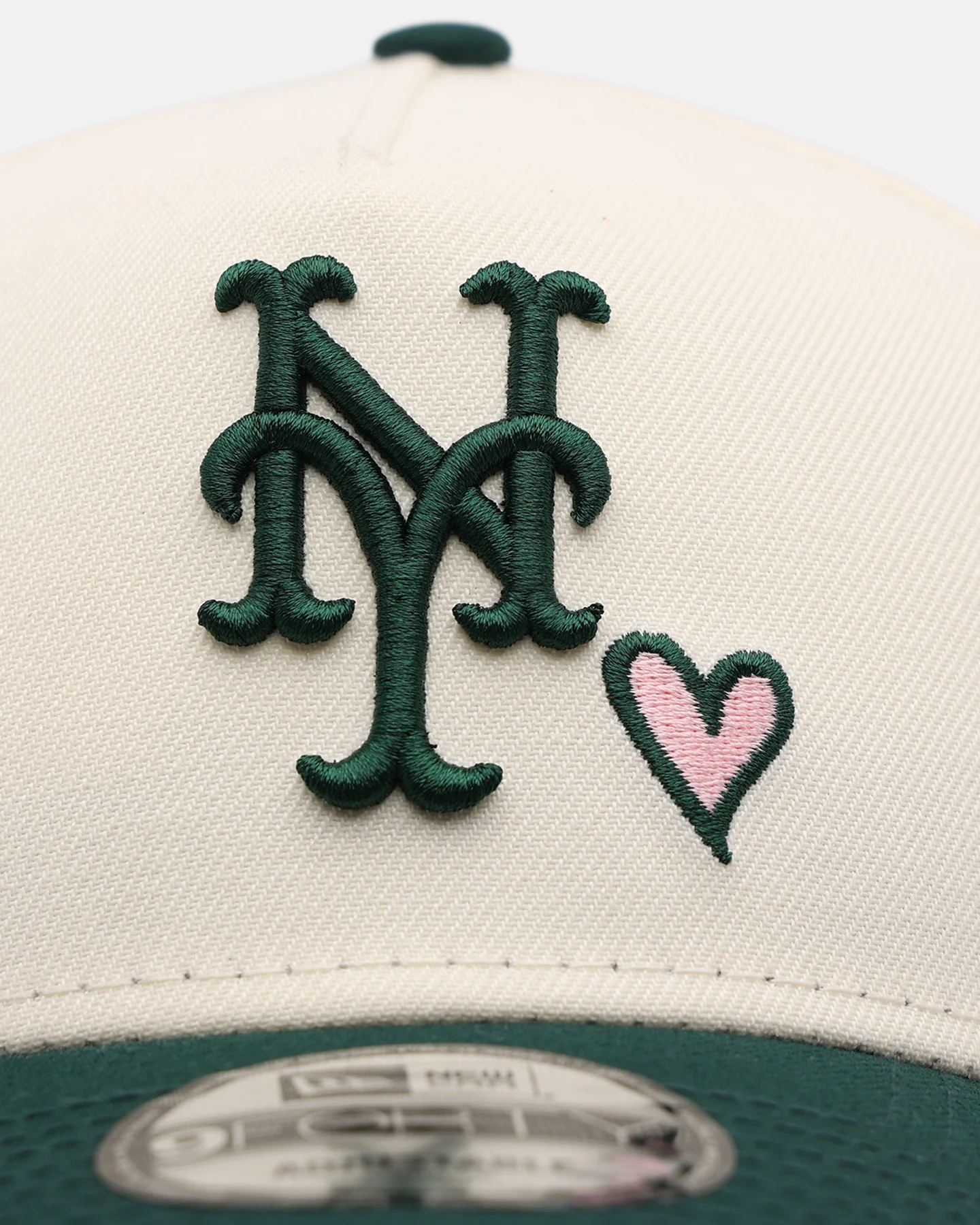 New Era New York Mets 'Pink Satin Hearts Green' 9FORTY A-Frame Snapback Chrome/Dark Green - Image 5