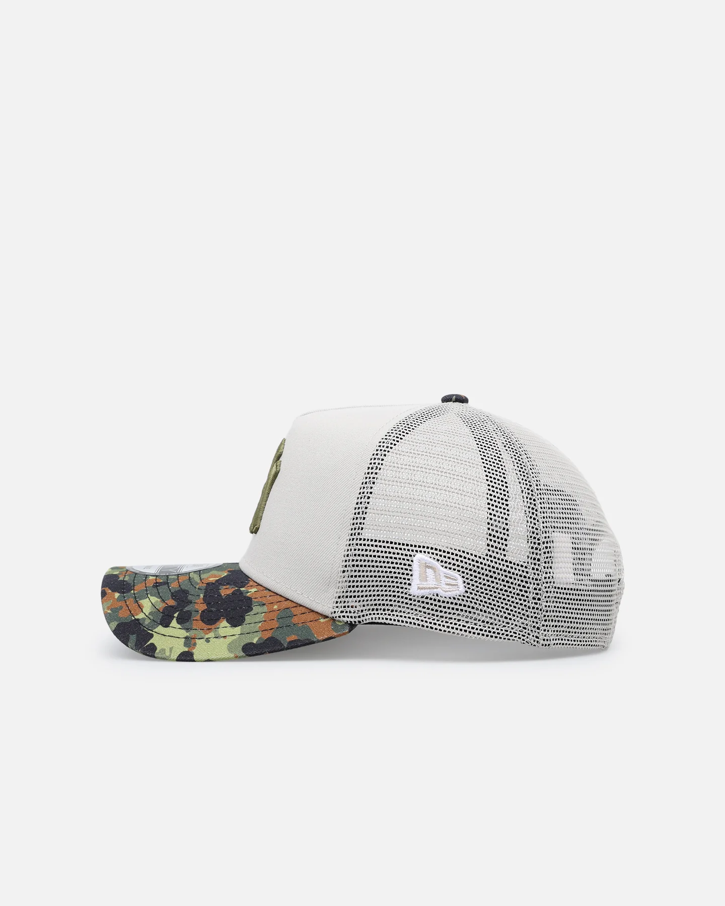 New Era New York Yankees "Camo Visor" 9FORTY A-Frame Trucker Snapback Stone/Olive - Image 4