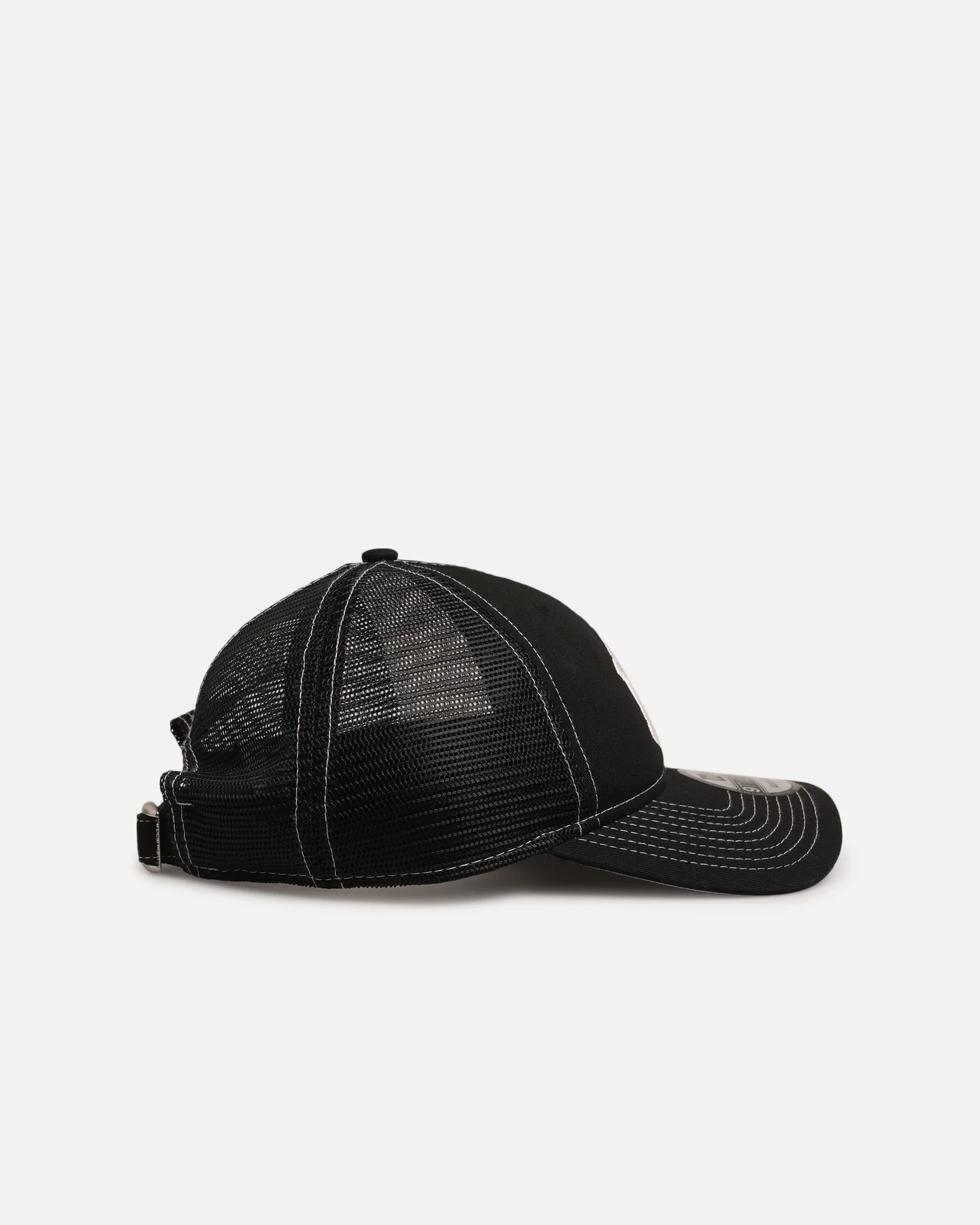 New Era New York Yankees 'Contrast Chrome' 9TWENTY Casual Trucker Strapback Black - Image 3
