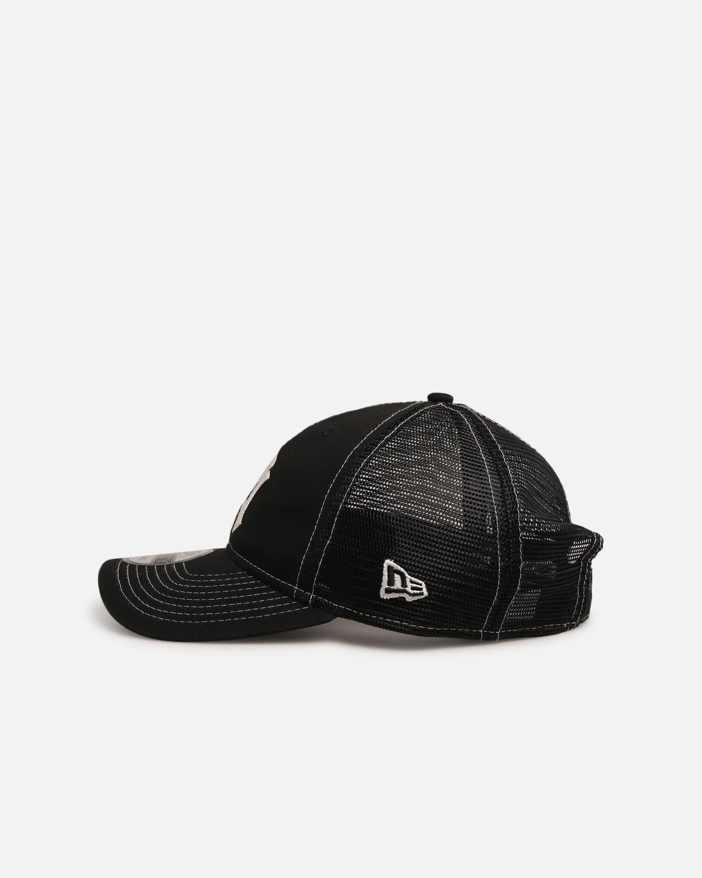 New Era New York Yankees 'Contrast Chrome' 9TWENTY Casual Trucker Strapback Black - Image 4