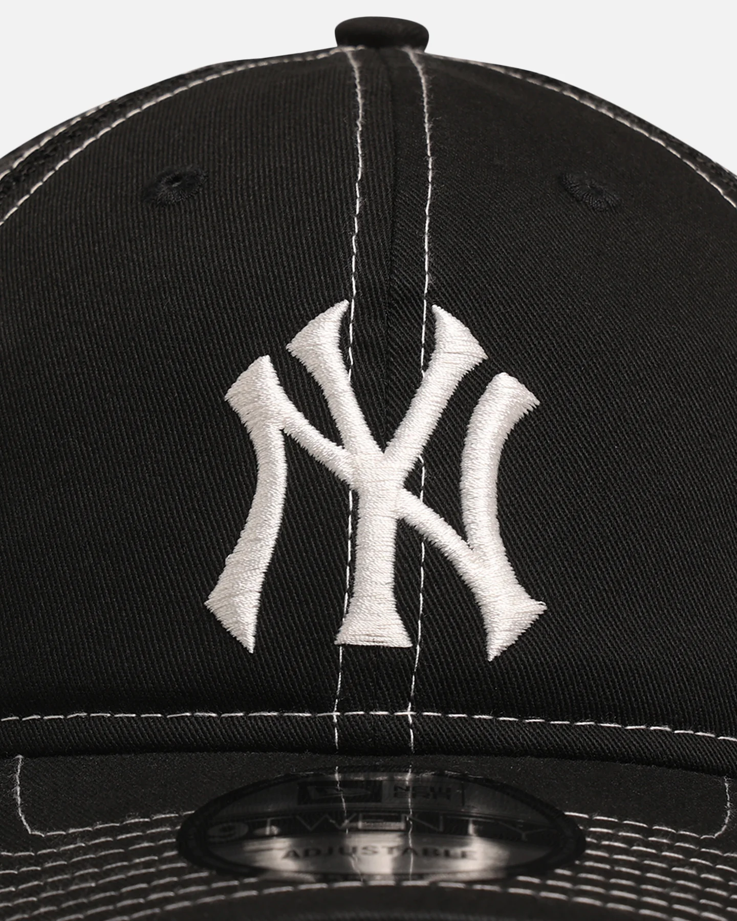New Era New York Yankees 'Contrast Chrome' 9TWENTY Casual Trucker Strapback Black - Image 5
