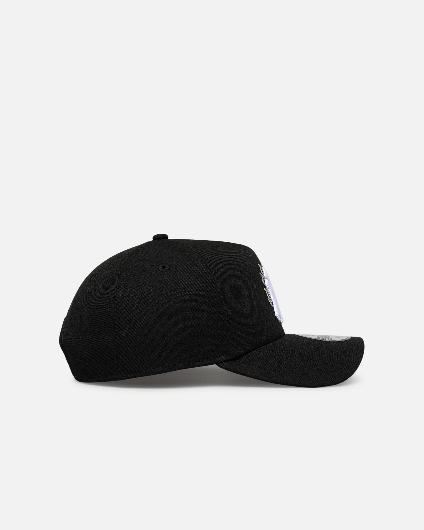 New Era New York Yankees 'Flame Logo' 9FORTY A-Frame Snapback Black - Image 3